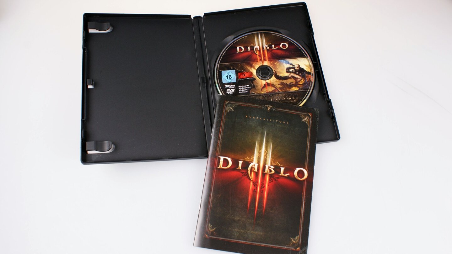 Diablo 3 - Die Collector's Edition ausgepacktNeben dem Spiel gibt es außerdem Ingame-Items für Diablo 3, World of Warcraft und Starcraft 2. Für Diablo 3 gibt es glühende Engelsflügel für den Spielcharakter, ein exklusives Banner und Färbungen für Rüstungssets. Für WoW gibt's den Fetischschamanen als Begleiter und für Starcraft 2 gibt es es drei exklusive Porträts im Diablo-3-Stil.
