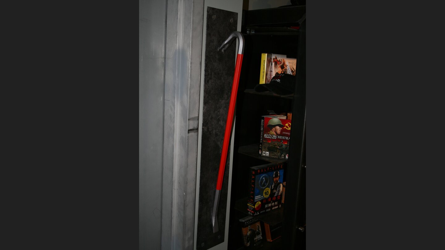 Die Brechstange dient als Wandschmuck.