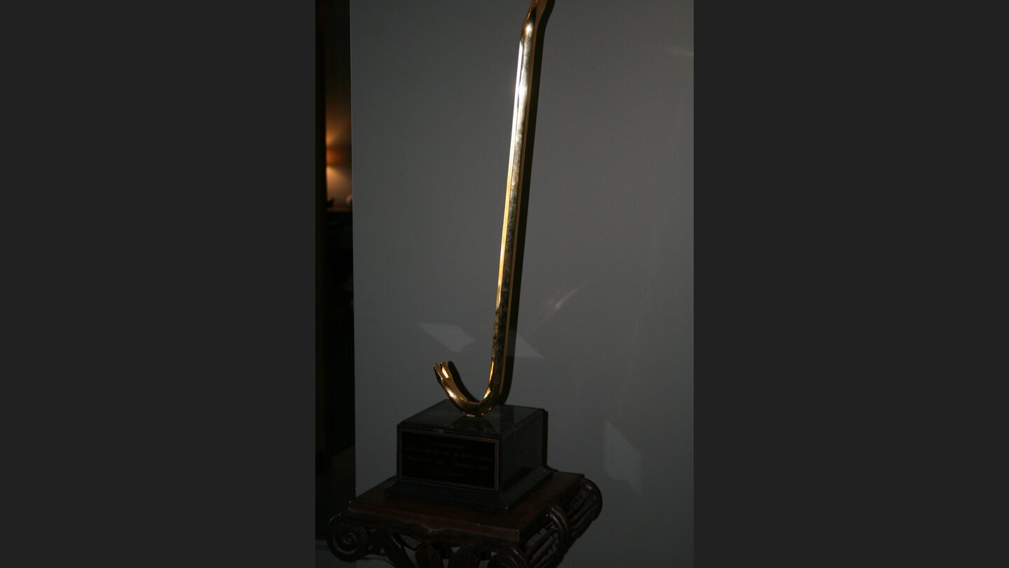 Die goldene Brechstange als Trophäe.