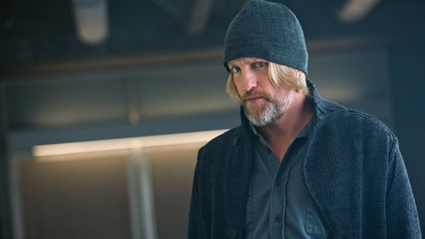 Die Tribute von Panem: Mockingjay - Teil 1Haymitch Abernathy (Woody Harrelson) ist nun völlig frei von Drogen und öffnet sich endlich gegenüber Katniss, Gale und den anderen.