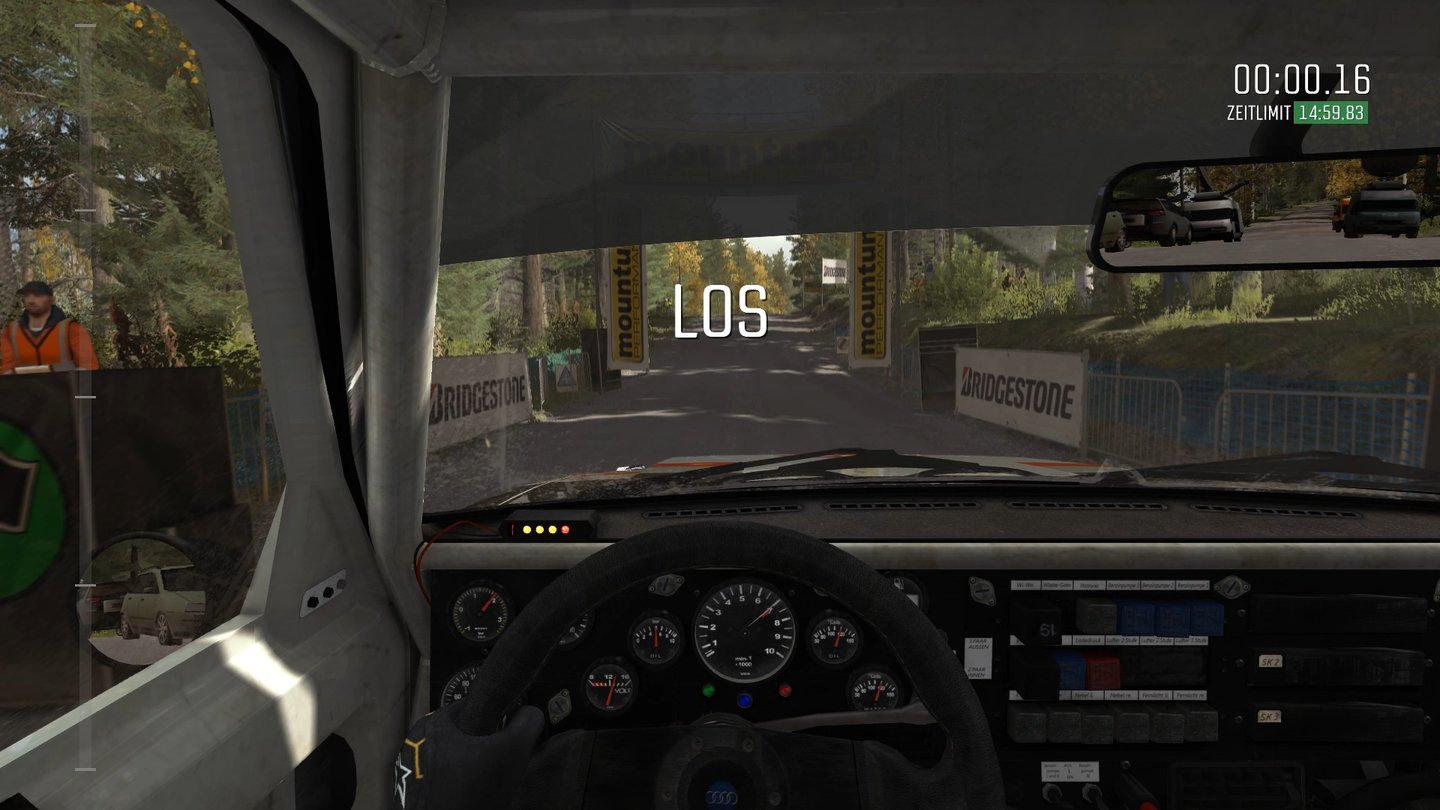 Dirt RallyIn der normalen Cockpitperspektive sind Fahrer und Lenkrad eingeblendet.