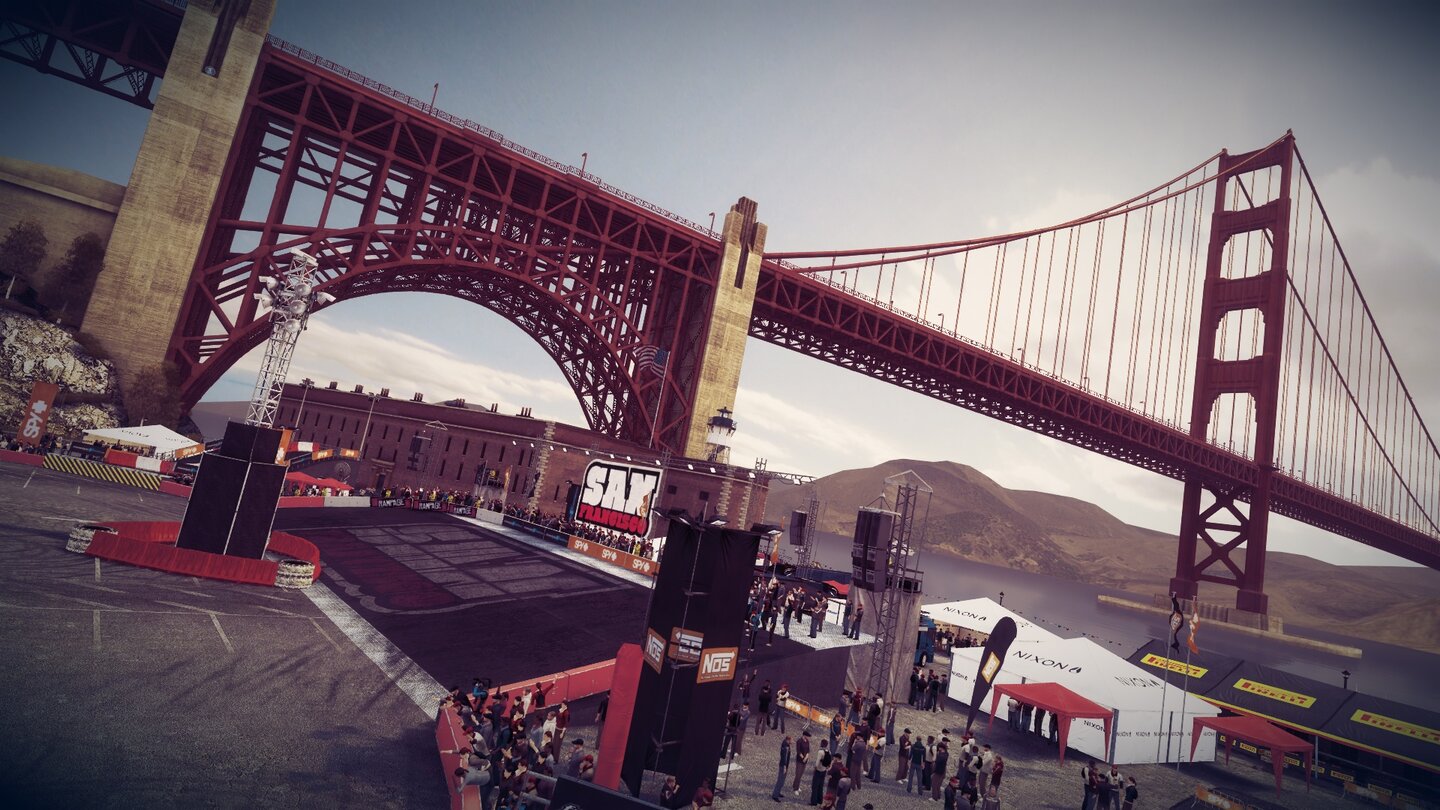 DiRT ShowdownDie detaillierten Strecken bieten gelegentlich eindrucksvolle Sehenswürdigkeiten wie die Golden Gate Bridge.