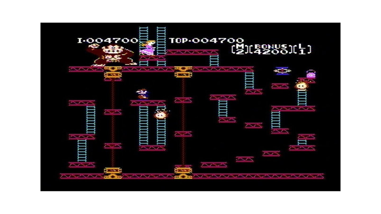 Donkey Kong (1981)
Der wohl berühmteste Automat der Videospielegeschichte darf natürlich in unserer Auflistung nicht fehlen, auch wenn es sich nicht um eine Konsole im engeren Sinn handelt: Donkey Kong. Denn der Automat war in vielerlei Hinsicht wegweisend: zum einen hatte ein gewisser Shigeru Miyamoto erstmals die kreative Verantwortung für ein eigenes Spiel, zum anderen tauchte erstmals in einem Spiel Mario als Figur auf (der hieß damals noch Jumpman) und begründete damit das beinahe zeitlose Jump & Run-Genre.