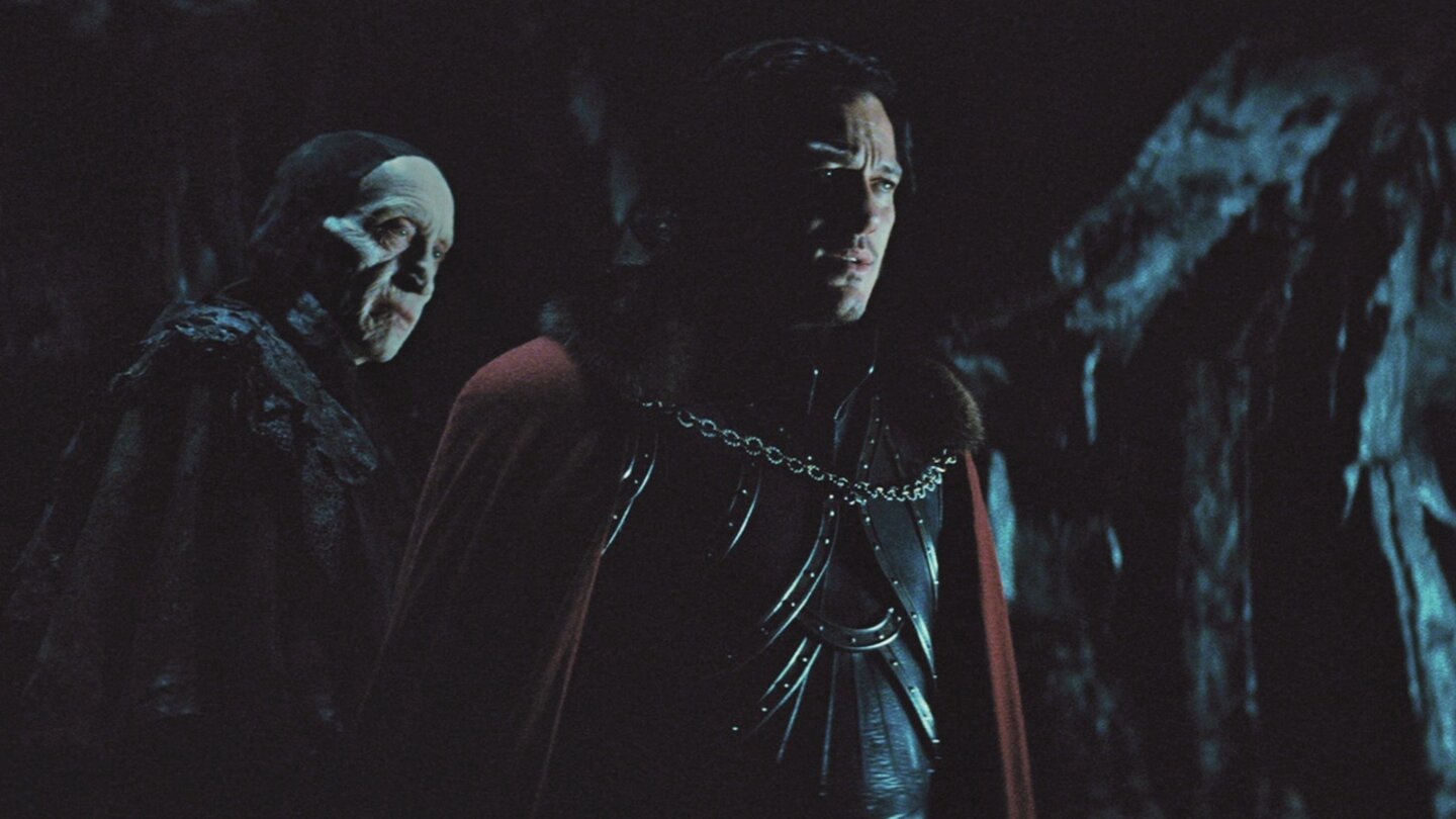 Dracula UntoldIn größter Verzweiflung wendet sich Vlad an eine Kreatur des Bösen und verkauft seine Seele.