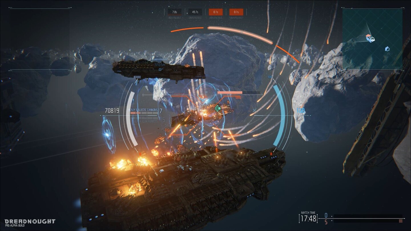 DreadnoughtMitunter herrscht pures Chaos auf dem Bildschirm. Hier versucht unser Feind, per Warp-Sprung zu entkommen, währen ihn zwei Dreadnoughts mit Kanonen und Raketen unter Feuer nehmen.