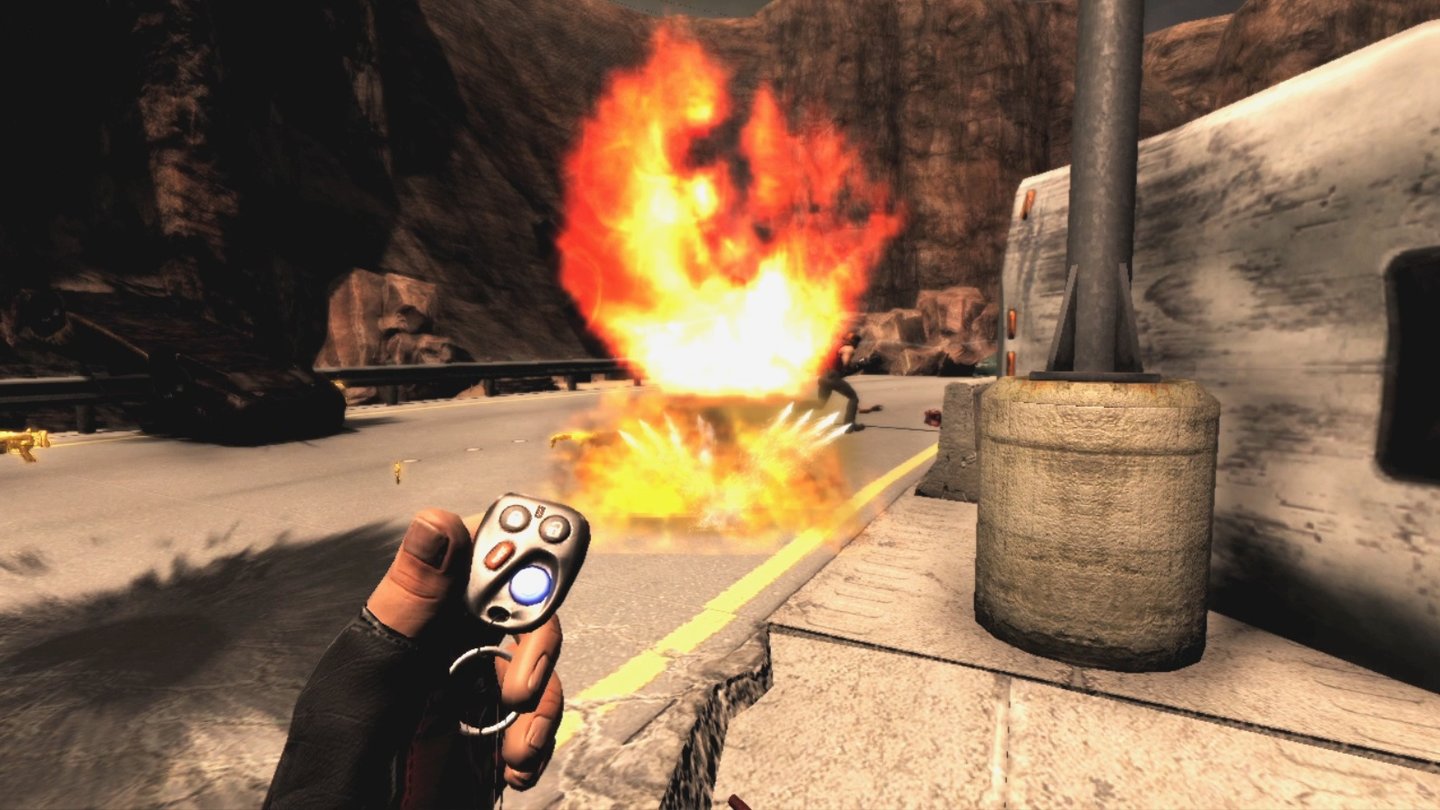 Duke Nukem Forever - MultiplayerDuke zündet die Rohrbomben mit dem Autoschlüssel. Witzig: Mit bestimmten Mutatoren bestimmen Server-Admins, dass nur Rohrbomben und Fußtritte verteilt werden dürfen.