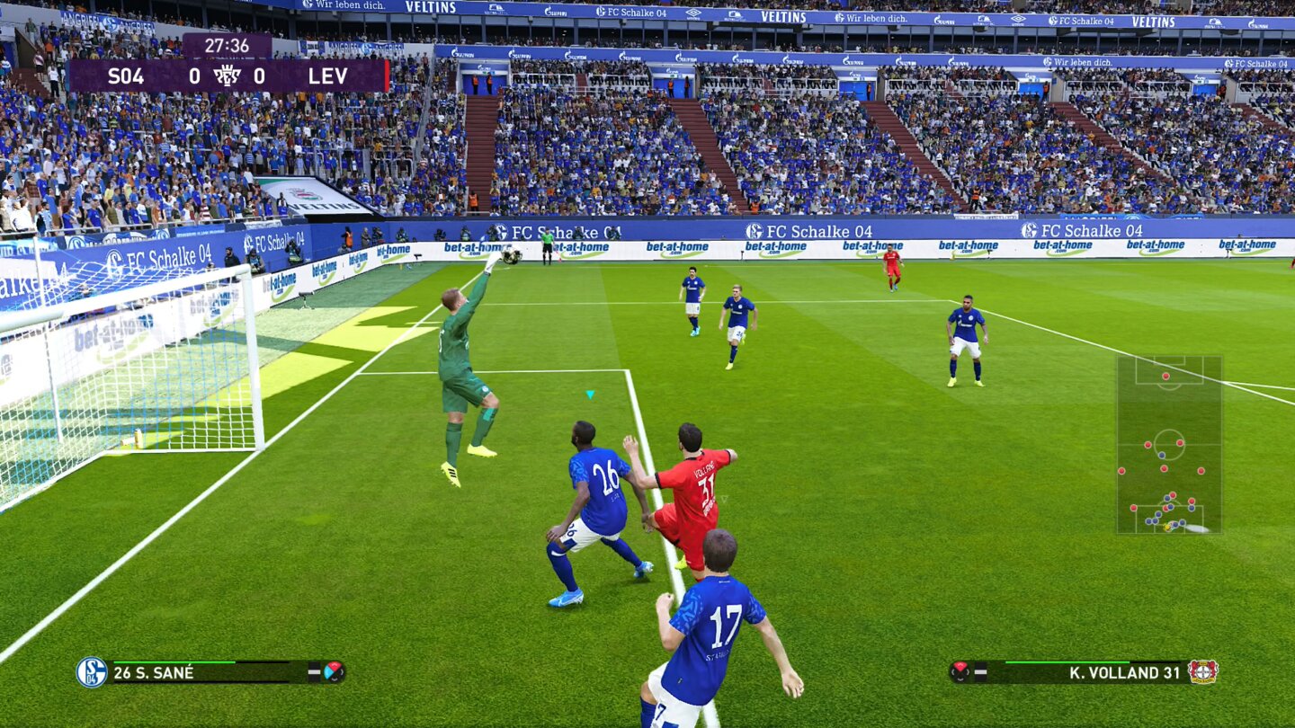 eFootball PES 2020Nübel fängt locker eine Flanke von Bellarabi. Der FC Schalke 04 und Bayer Leverkusen sind neben den Bayern die einzigen deutschen Klubs im Spiel.