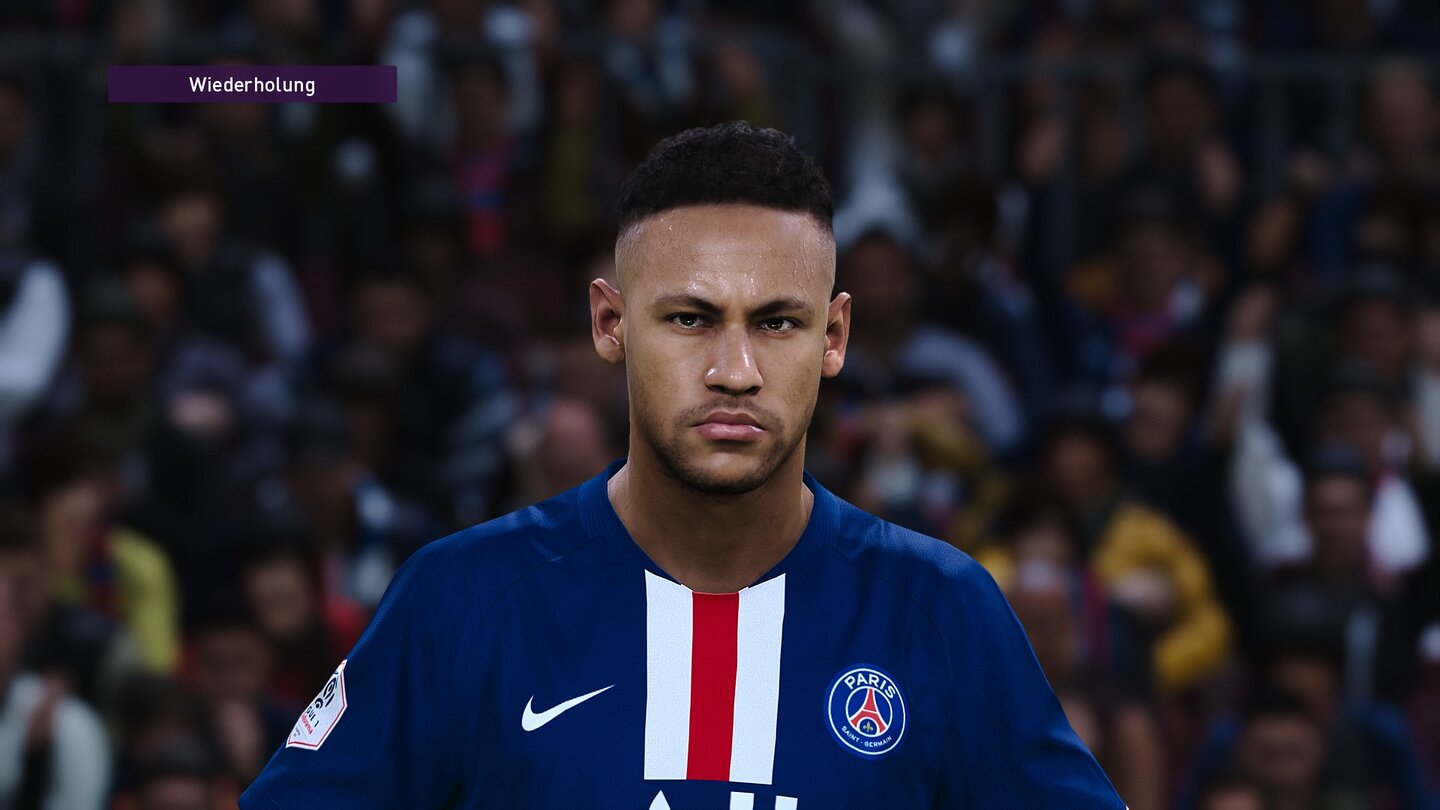 eFootball PES 2020Auf Neymars Stirn sieht man sogar die Schweißperlen. Vielleicht schaut der Brasilianer aber auch nur so wütend, weil sein Wechsel von PSG zurück zu Barcelona im Sommer nicht geklappt hat.