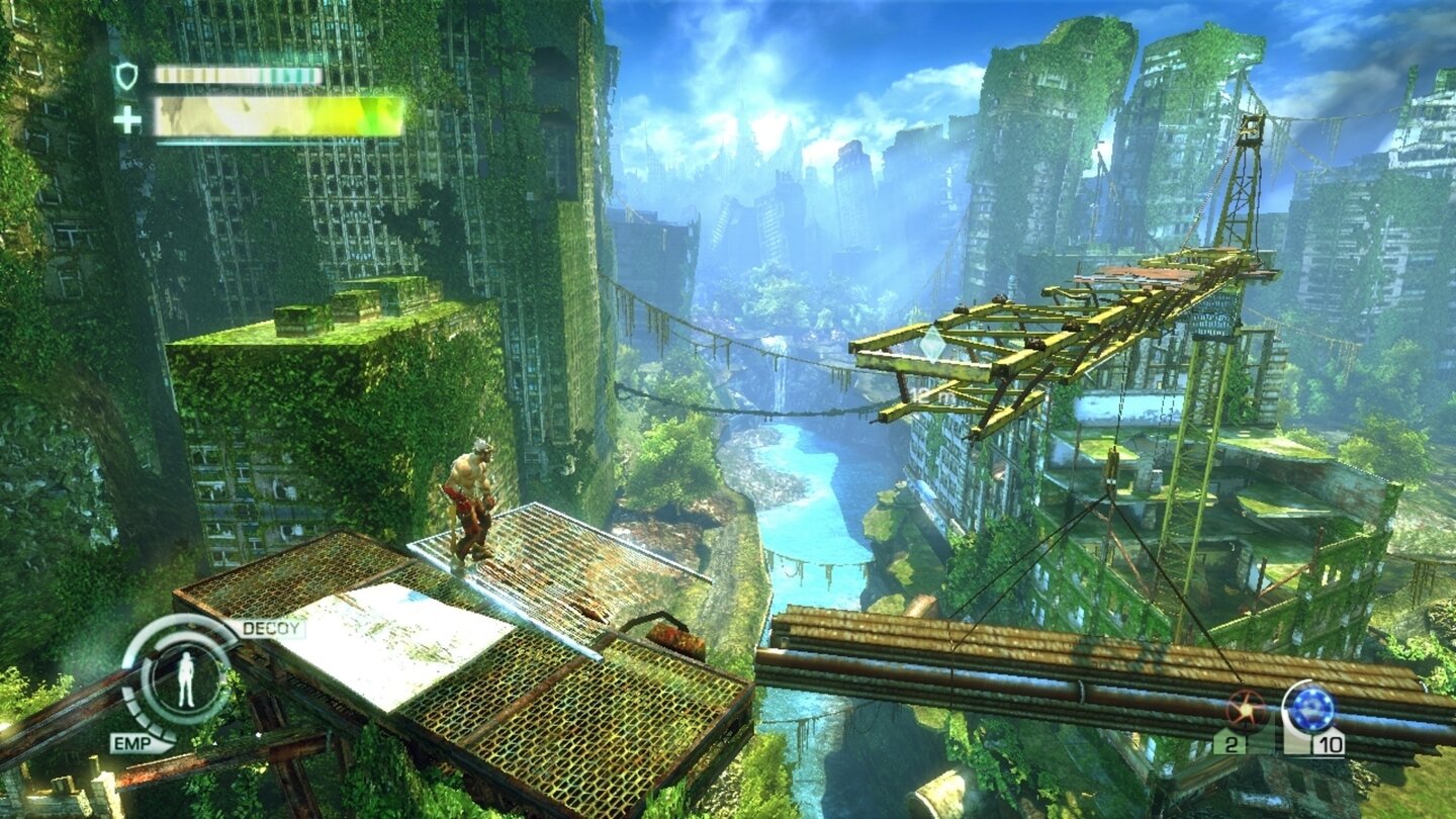 Enslaved: Odyssey to the WestIn Enslaved geht's oft hoch hinaus, hier erklettert Monkey einen alten Kran im zerstörten New York.