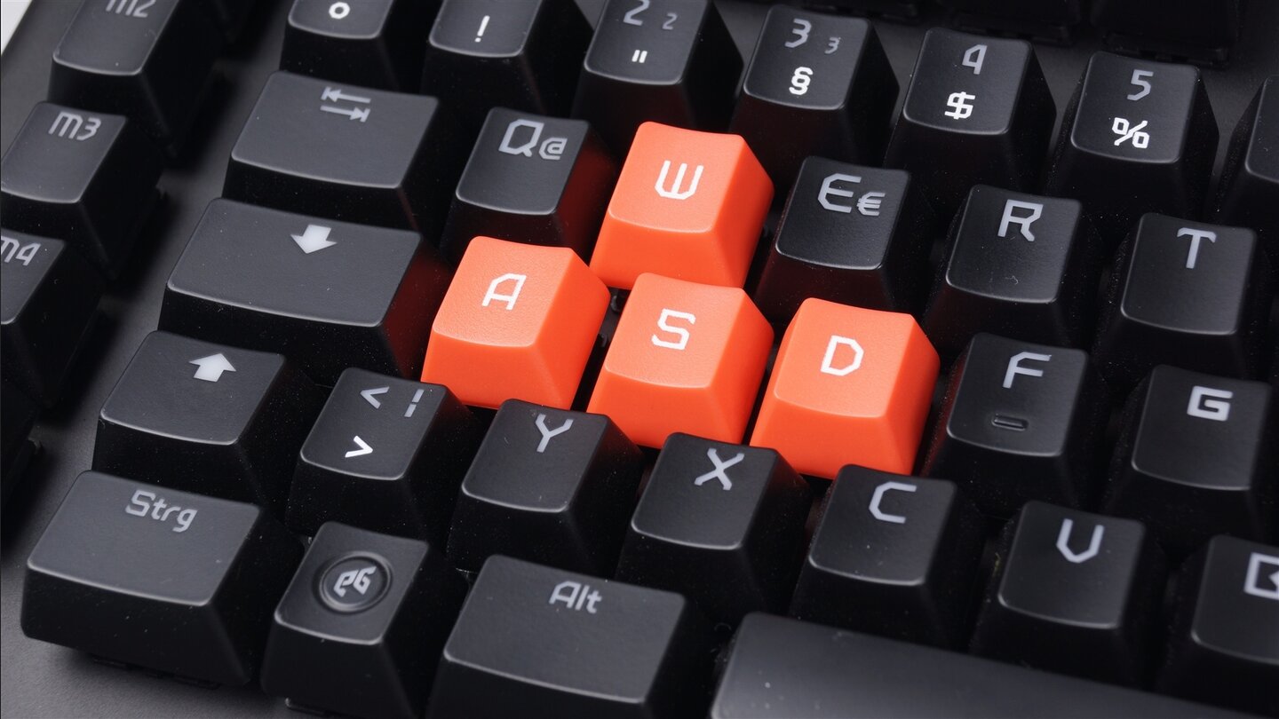 Die WASD-Tastenkappen können durch beigelegte rote, etwas rutschfestere ausgetauscht werden.