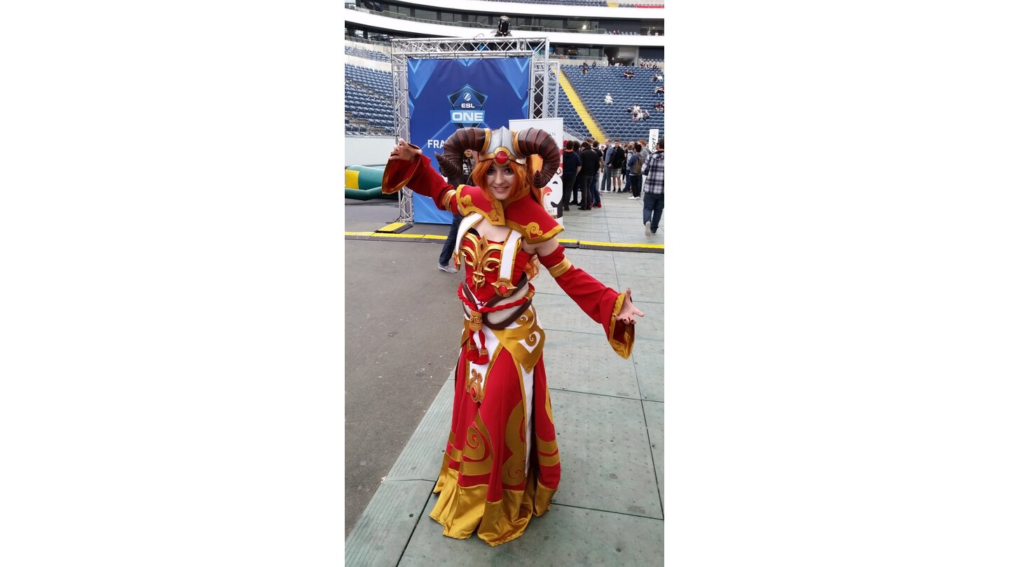 Lina, die Feuermagierin. Die Cosplayerin stammt aus Tschechien und hat 2,5 Monate für ihr Kostüm gearbeitet. Insgesamt gingen dafür um die 200 Euro drauf, aber das ist es wert, wenn man eine coole Pyromanin sein kann!