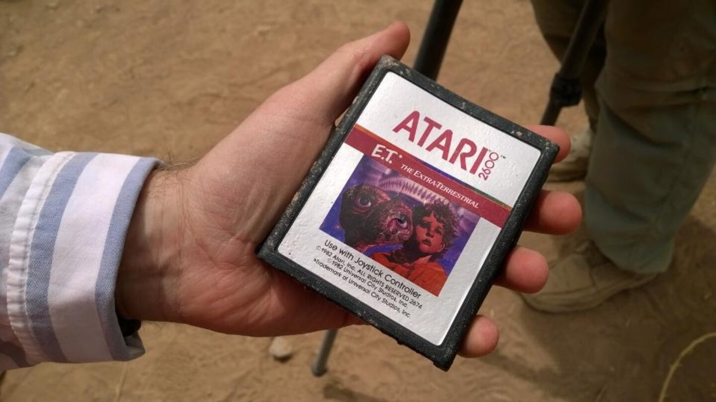 Die E.T.-AusgrabungKein Spiel versinnbildlicht den Videospiele-Crash der Achtiger so sehr wie E.T. The Extra-Terrestrial. 20 Millionen Dollar hatte Atari damals für die Lizenzrechte an Steven Spielbergs Fingerzeige-Alien bezahlt, doch das Spiel dazu verkaufte sich schleppend.
Weil zudem pro verkauftem Modul feste Lizenzgebühren fällig wurden, konnte man E.T. nicht mal verbilligt anbieten, sonst hätte man draufgezahlt. Also verscharrte Atari Hunderte unverkaufte Exemplare in der Wüste New Mexicos. Im April 2014 werden sie schließlich für eine Dokumentation wieder ausgegraben, über Ebay verkauft und an Museen verschenkt.