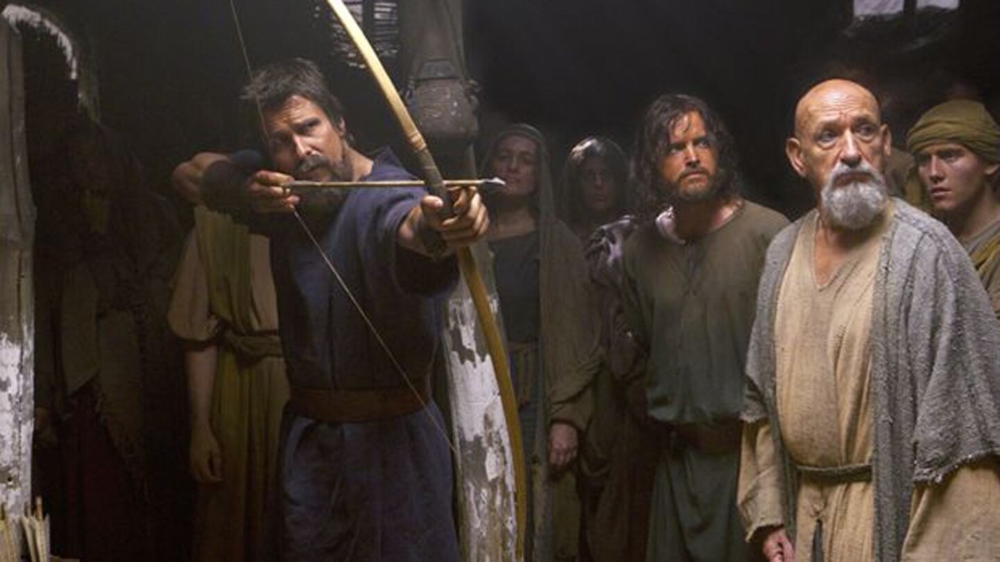 Exodus: Götter und KönigeMoses (Christian Bale) nutzt seine erlernten Fähigkeiten am Bogen um die Israeliten für den Kampf zu trainieren.