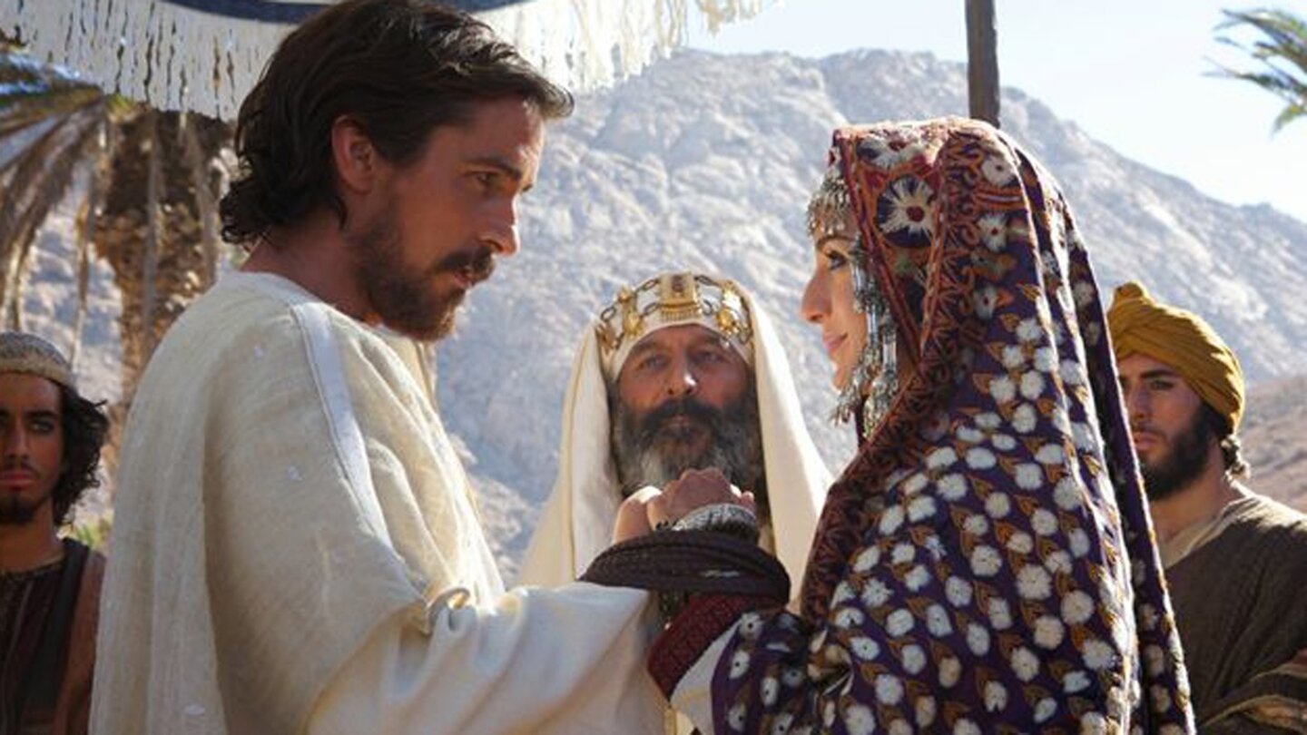 Exodus: Götter und KönigeIm Exil findet Moses (Christian Bale) seine Liebe (Maria Valverde) und gründet mit ihr eine kleine Familie.