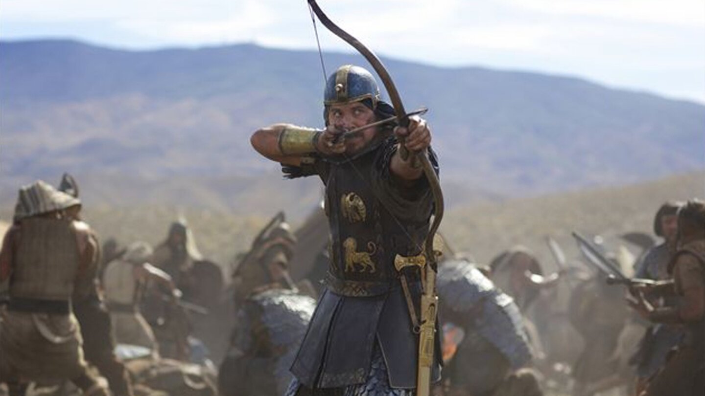 Exodus: Götter und KönigeMoses (Christian Bale) ist nicht nur ein begnadeter Schwertkämpfer, sondern macht auch mit Pfeil und Bogen eine gute Figur.