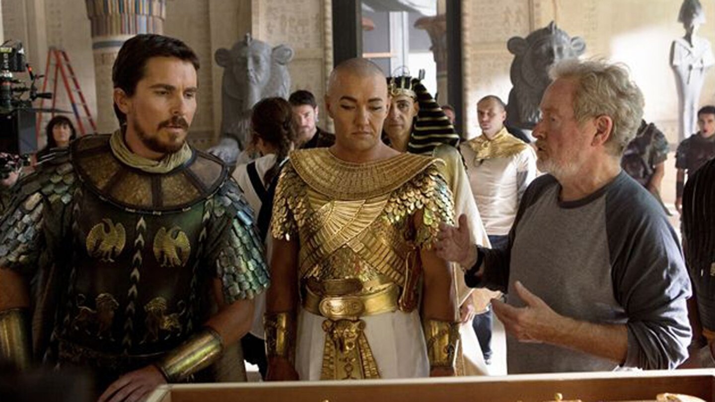 Exodus: Götter und KönigeGemeinsam mit Regisseur Ridley Scott (rechts), wird noch einmal die brüderliche Bande zwischen Moses (Christian Bale) und Ramses (Joel Edgerton) besprochen.