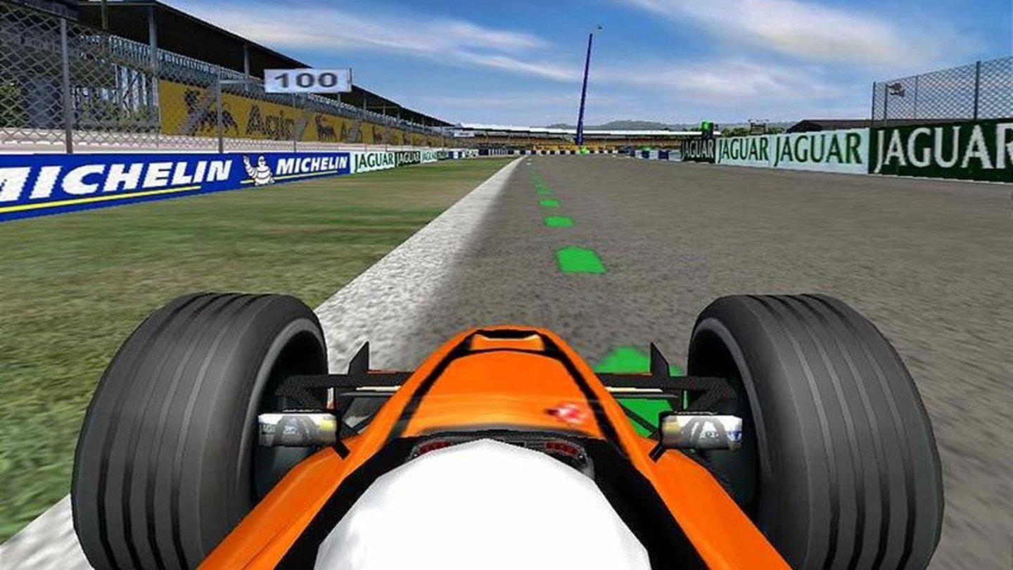 F1 2002 (2002)Michael Schumacher gewinnt im Jahr 2002 zum dritten Mal in Folge, und zum fünften insgesamt, den Weltmeistertitel. Auch Electronic Arts tritt 2002 zum dritten Mal mit einer Formel 1-Simulation an und kann auf einmal das Rennen für sich entscheiden. Der im gleichen Monat erschienene bisherige Platzhirsch Grand Prix 4 hängt dem EA-Titel zwar im Getriebe, trotzdem kann F1 2002 einen hauchdünnen Vorsprung über die Startzielgerade retten. Mit 89% bekommt das EA-Spiel ein Prozentpünktchen mehr als der großer Konkurrent. Wohl auch weil F1 2002 auf die Lizenz der aktuellen Saison setzen kann, in Grand Prix 4 hingegen drehen noch die Fahrer der WM 2000 ihre Runden.GameStar-Redakteur Florian Stangl schreibt im Test in Test in Ausgabe 07/2002: »Da muss ich doch glatt vor EA Sports meinen Helm ziehen: Die KI der Computergegner ist hochklassig, das Fahrgefühl schweißtreibend realitätsnah und die Grafik exzellent – einen flotten PC vorausgesetzt. Ich bin überrascht, dass sich selbst Grand Prix 4 geschlagen geben muss. Besonders freue ich mich über den reibungslos funktionierenden Mehrspielermodus.«