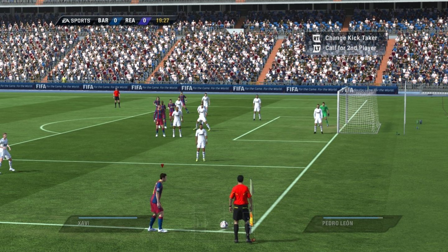 FIFA 11Selbst Standartsituationen verwandelt FIFA 11 durch geschmeidige Spieleranimationen zum Genusskino. Die schöne Aussicht auf die Zuschauertribünen trägt außerdem zur Stadionatmosphäre bei.