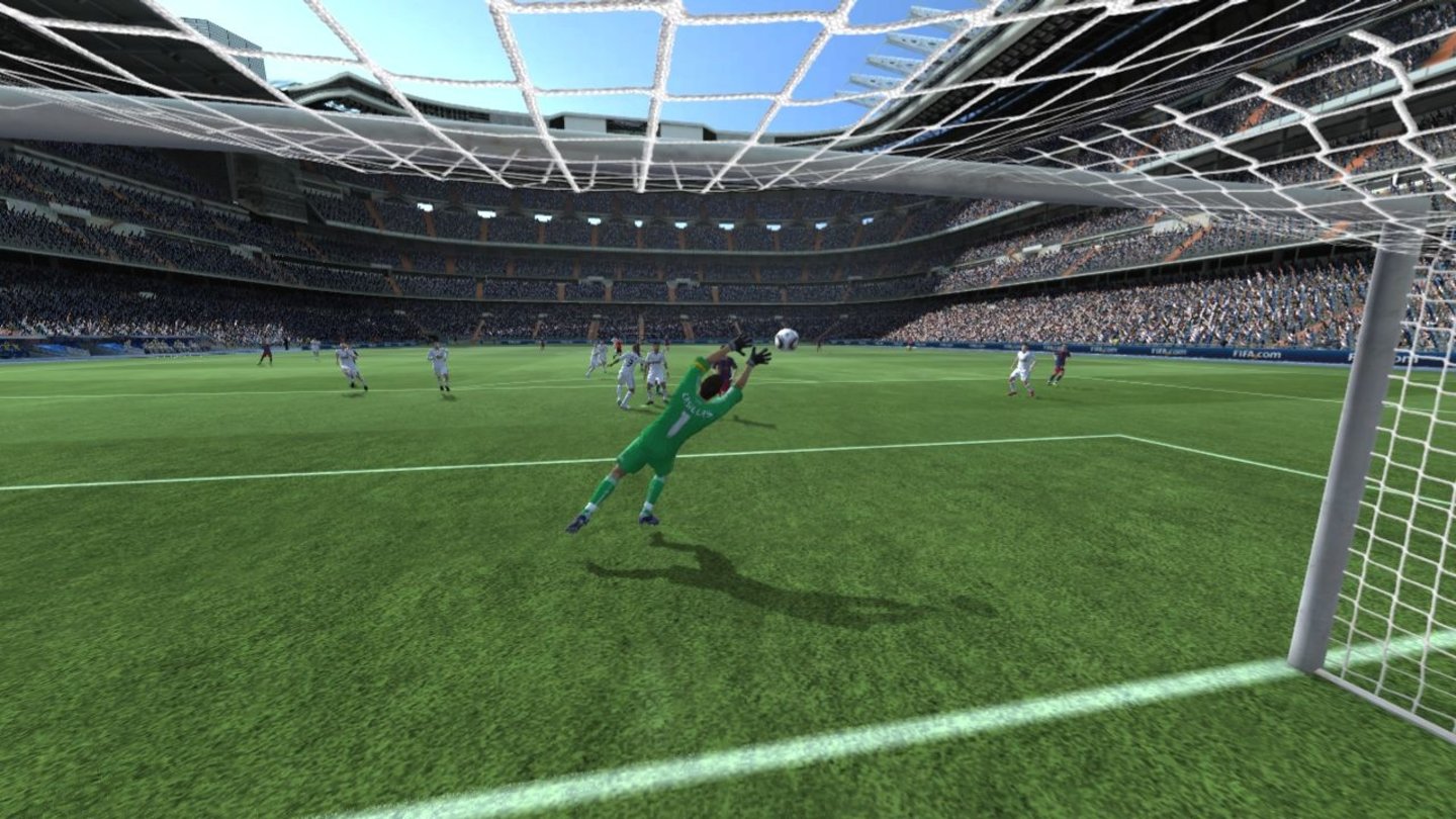 FIFA 11In FIFA 11 erreichen die Kamerafahrten und Perspektiven der Wiederholungen das Niveau von realen Fernsehübertragungen.