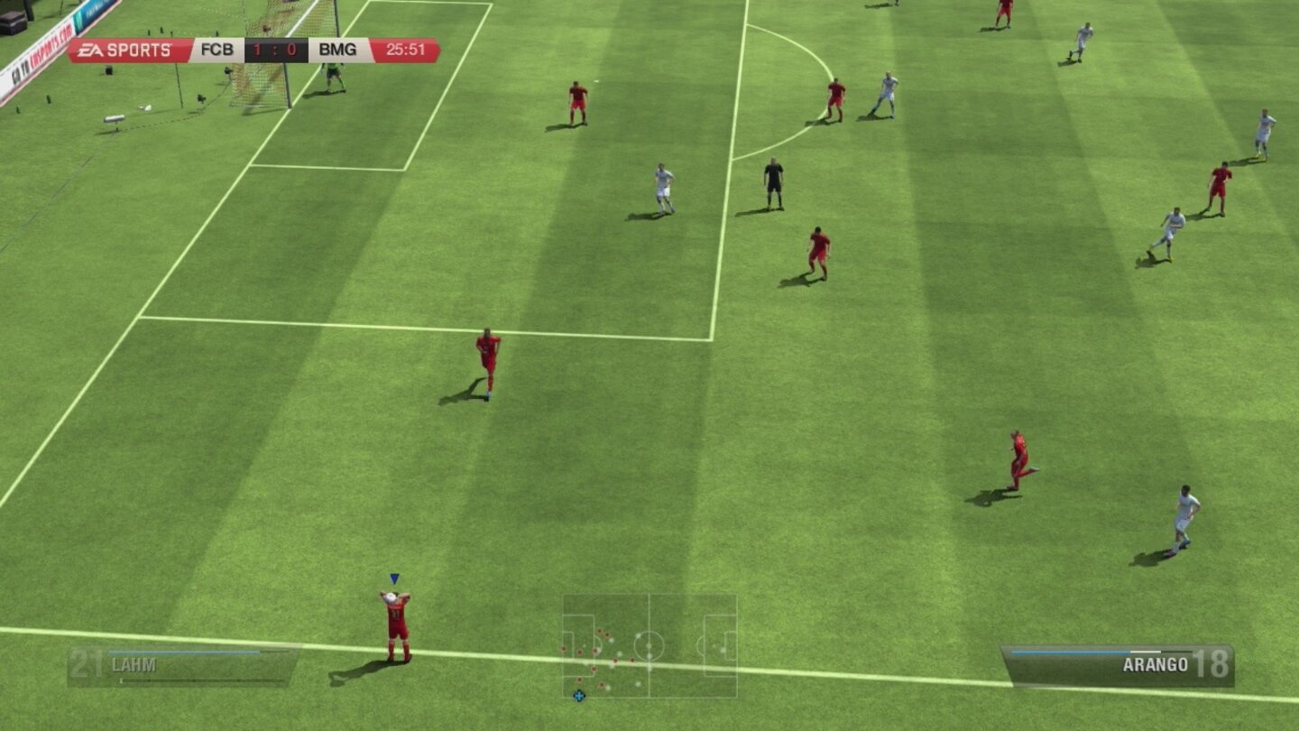 FIFA 13 (Wii U)Geht der Ball ins Aus, sprintet ein Spieler zum Ball und wir können einwerfen. Das funktioniert auf der Wii U nicht so gut wie auf Xbox 360 und PlayStation 3.