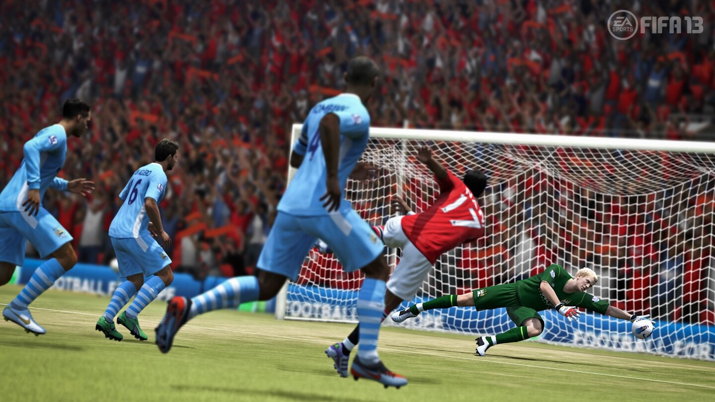 FIFA 13Spannende Szenen können wir nach wie vor mit der Sofortwiederholung aus allen gewünschten Perpektiven Revue passieren lassen.