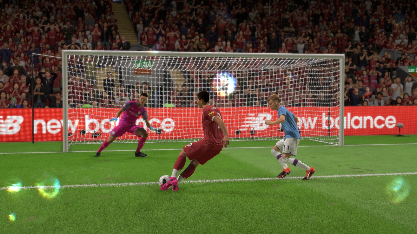 FIFA 20Den Schuss kann Roberto Firmino gar nicht nicht reinmachen. In solchen Wiederholungen zeigt sich, wie super FIFA 20 auch von Nahem aussieht, man beachte zum Beispiel die Fußabdrücke im Rasen.