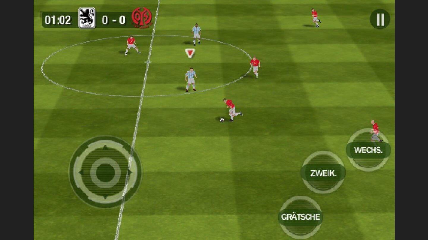 FIFA (iPhone)Sportspiele, und hier insbesondere die Fußballprogramme, haben es schwer auf dem iPhone. Unser Schwestermagazin Gamepro.de testet regelmäßig die drei großen Serien auf dem iPhone: PES, FIFA und Real Football. Keine erhielt je wirklich gute Noten. Entweder ließ die KI Anlass zur Kritik, die Steuerung versagte oder die Präsentation war zu dürftig. Bis dieses Jahr mit FIFA 11 endlich ein gutes Produkt von EA veröffentlicht wurde. Neben der guten, einfach gehaltenen Steuerung über einen virtuellen Stick und diverse Buttons, gefällt FIFA 11 auf dem iPhone durch seine Dynamik. Immer wieder werden während der Spiele Aufnahmen eingeblendet, in denen die Fußballer groß zu sehen sind. Sie beschweren sich beim Schiedsrichter, werfen den Ball ins Feld oder stürzen theatralisch bei Fouls zu Boden. Auch andere Details begeistern Sportfreunde: die Torleute dirigieren ihre Abwehr mit energischen Bewegungen, und wenn ein Ball uneinholbar mal ins Aus rollt, stoppt der folgende Spieler nicht roboterhaft und dreht sich wie ein Panzer um, sondern trudelt langsam aus und läuft wieder aufs Feld. Die für die FIFA-Reihe typischen Lizenzen schlagen hier natürlich auch wieder mit über 500 Teams zu Buche, zahlreiche Ligen dürfen gespielt werden. Ein lokaler Multiplayer wurde mit Version 1.2 implementiert. Der Umfang hat aber seinen Preis: FIFA 11 verbraucht fast ein Gigabyte Speicher beim Download. Schade, dass dabei kein Platz mehr für einen deutschen Kommentator war.