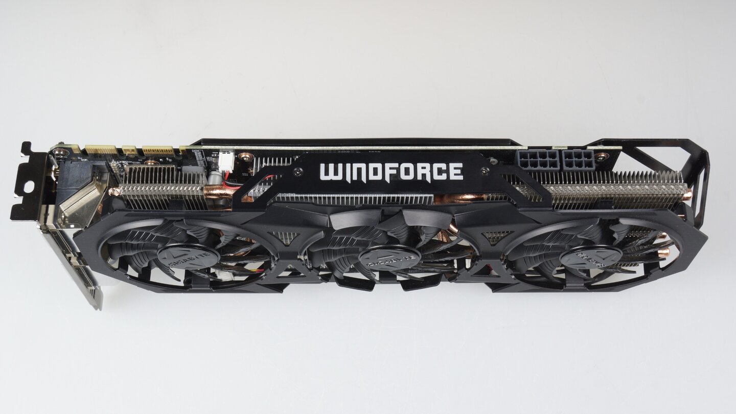 Das Windforce-Logo auf der Seite der Gigabyte Geforce GTX 970 G1 Gaming leuchtet blau. Über den Menüpunkt »LED Visualizer« in Geforce Experience können Sie die Leuchtkraft anpassen und verschiedene Effekte (Atmung, Blinken etc.) auswählen.
