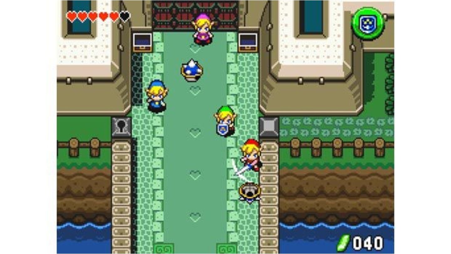 The Legend of Zelda: Four Swords (2003, GBA)Four Swords ist das erste Mehrspieler-Zelda der Serie. Es erscheint 2003 zusammen mit einer Portierung des SNES-Hits A Link to the Past für den Game Boy Advance. Über das Linkkabel können maximal vier Spieler zusammen losziehen, solo funktioniert Four Swords dagegen nicht. Zusammen müssen wir den Magier Vaati stoppen, der Prinzessin Zelda entführt hat und heiraten will. Mit dem Schwert der Vier verwandelt sich der Held in vier Links, zu unterscheiden an den Farben ihrer Kostüme. In den per Zufallsgenerator erstellten Gebieten müssen wir aus der Vogelperspektive Rätsel lösen und Gegner bekämpfen, gleichzeitig versucht jeder Spieler, so viele wertvolle Rubine wie möglich zu sammeln. Diese Mischung aus Wettkampf und Kooperation macht Four Swords zu einem sehr ungewöhnlichen Serienableger. Mit dem Hauptspiel A Link to the Past gibt es zudem eine interessante Verbindung. Erlernen wir dort eine neue Schwerttechnik, dürfen wir diese auch in Four Swords anwenden.