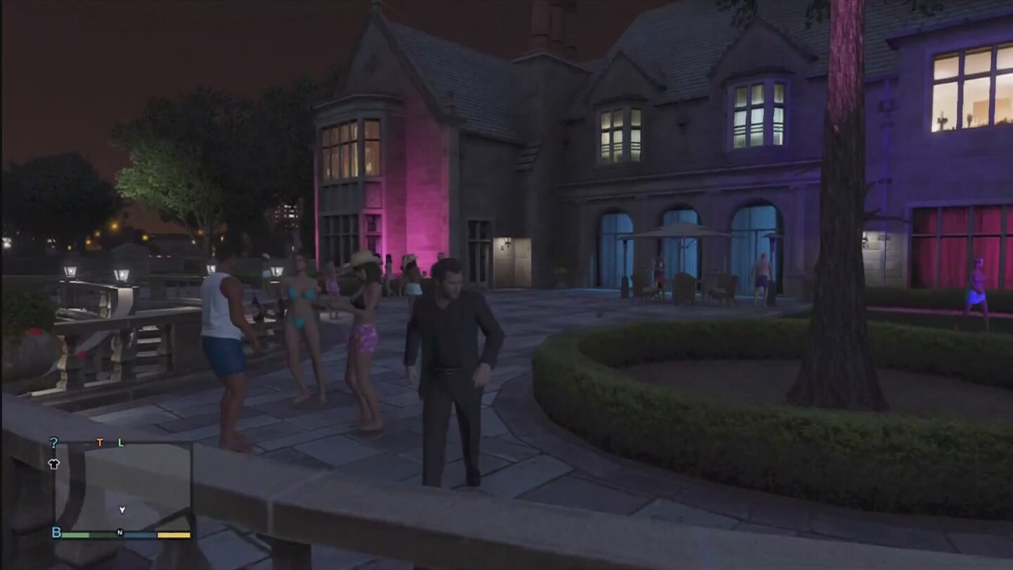 GTA 5 – Playboy-Mansion
In Vinewood befindet sich eine Art Playboy-Mansion. Begeben wir uns dort hin und machen Fotos von den oberkörperfreien Frauen, kann dies zu handgreiflichen Auseinandersetzungen mit deren Freunden führen.