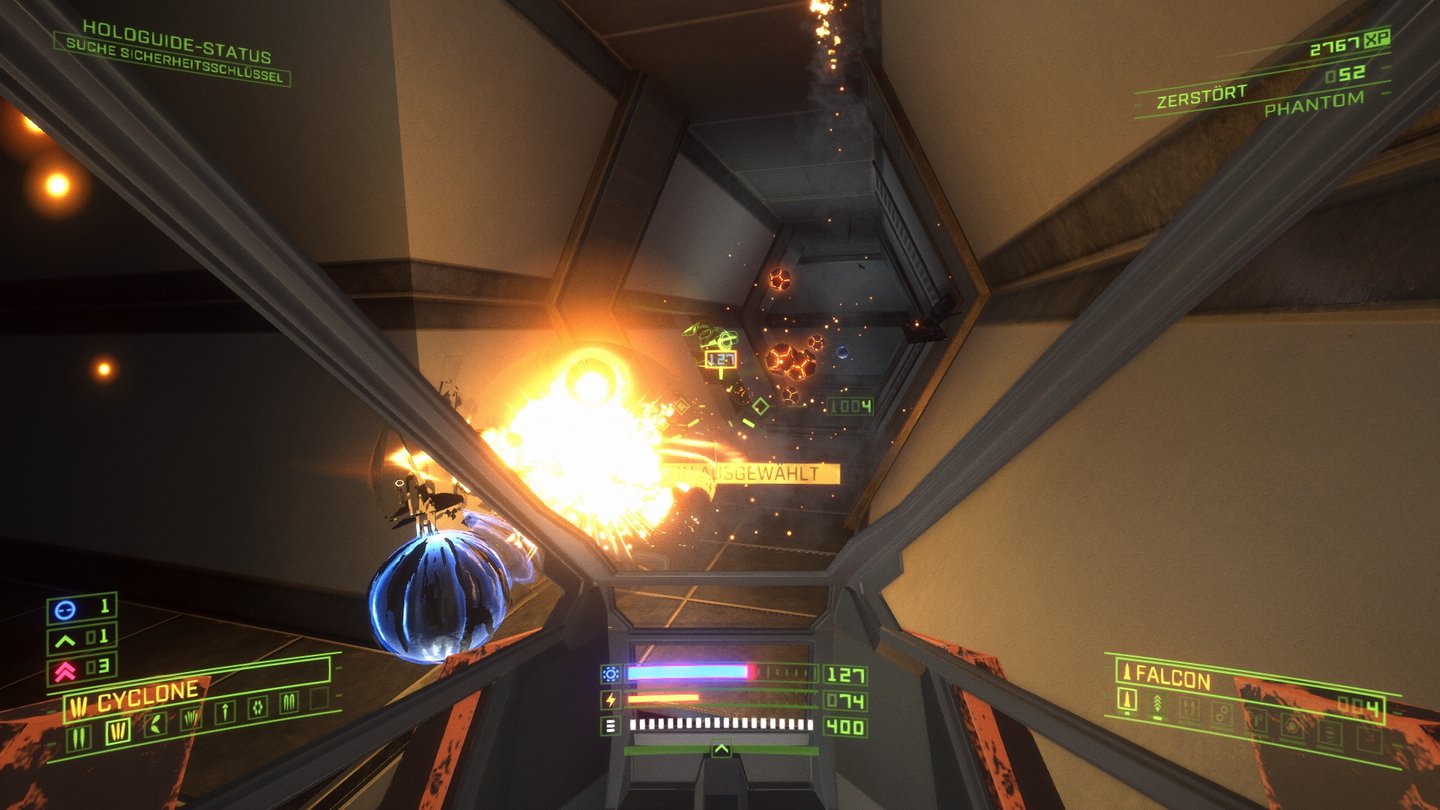 OverloadWie in Descent sammelt ihr Munition, Energie und Panzerung (blaue Kugeln) manuell in der Umgebung ein.
