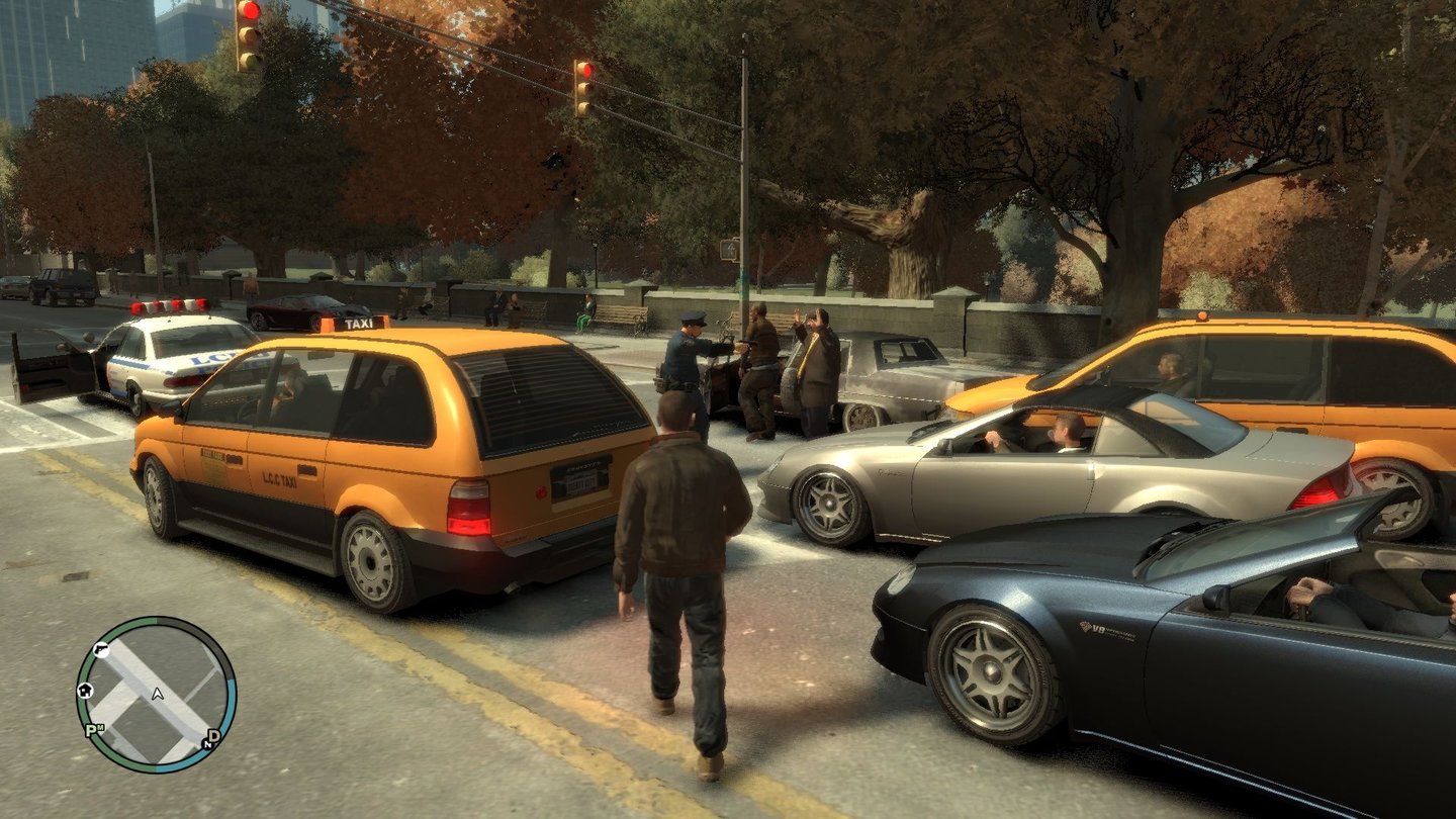 GTA IV (2008)
2008 kommt GTA IV für die Playstation 3, Xbox 360 und den PC auf den Markt. Im Gegensatz zu seinen trotz aller Gewalt meistens humoristischen Vorgängern transportiert GTA IV eine düsterere Grundstimmung. Niko Bellic, ein osteuropäischer Einwanderer, will in Liberty City neu anfangen, verfängt sich jedoch schnell in einem Netz aus Gewalt und organisiertem Verbrechen. Als erstes Spiel der Serie bietet GTA IV von Anfang an einen Multiplayer-Modus für bis zu 32 Spieler – die Hälfte auf den Konsolen. Allerdings müssen sich die PC-Spieler beim Onlinedienst Rockstar Social Club anmelden, was zu massiver Kritik führt. 2009 erscheinen zwei DLC-Episoden für das Hauptspiel: The Lost and the Damned und The Ballad of Gay Tony, in denen die Geschichte einiger Nebenfiguren aus dem Hauptspiel im Mittelpunkt steht.