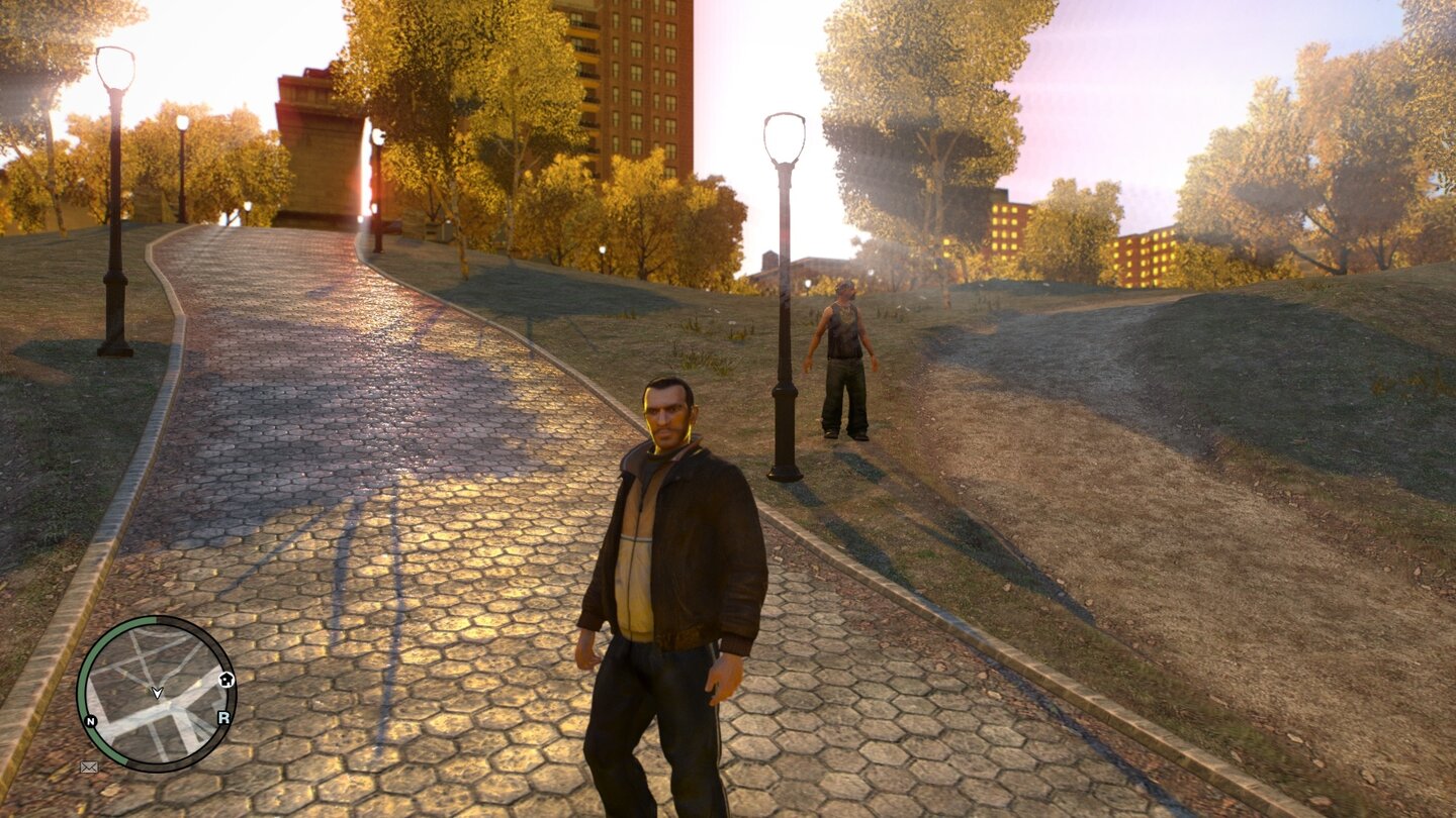 Niko Bellic beim Morgenspaziergang - der von der Morgensonne angestrahlte Gehweg wirkt dank verbesserte Texturen sehr plastisch.