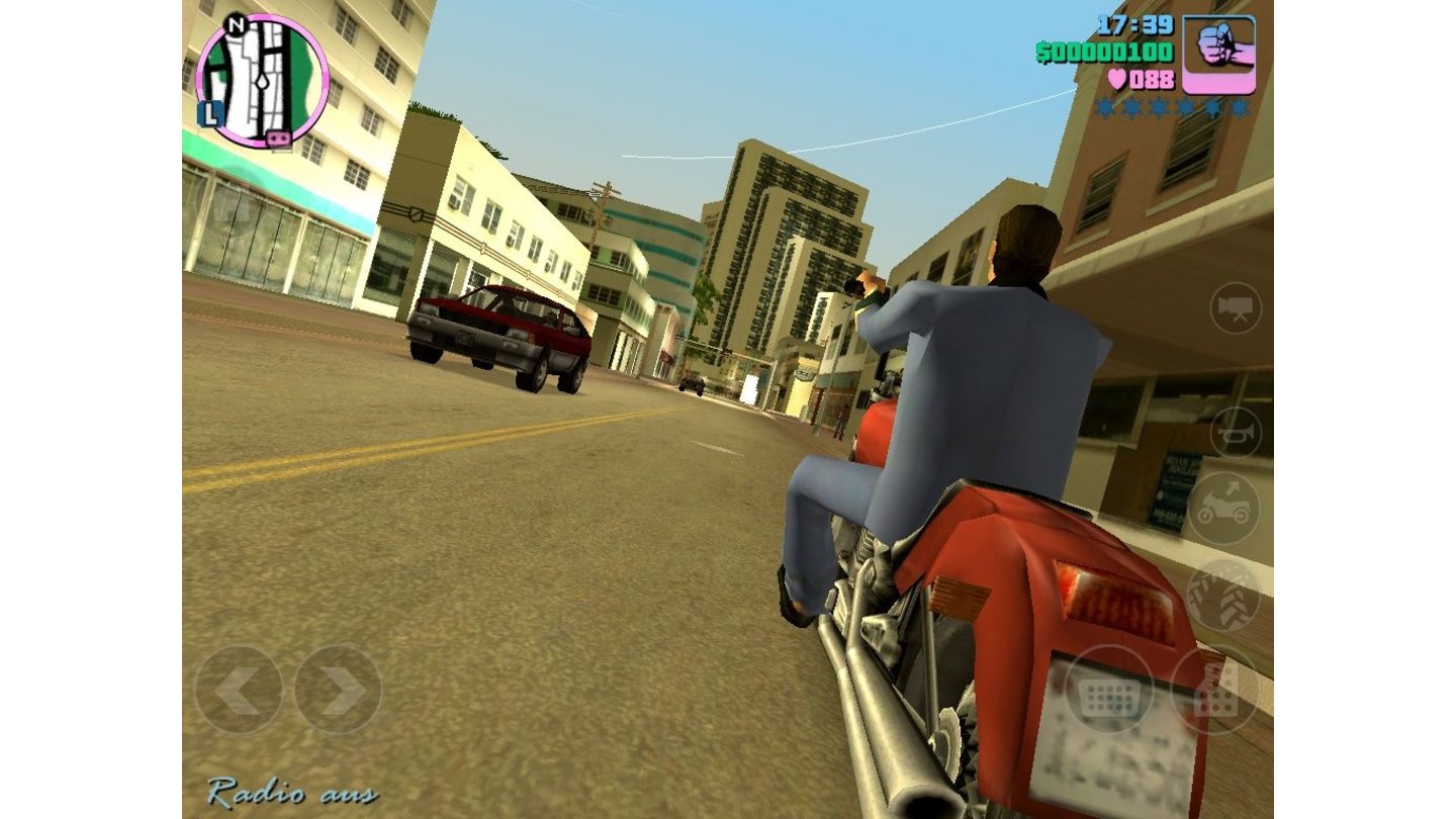GTA: Vice City 10th Anniversary EditionAnders als im Vorgänger GTA 3 können wir die Straßen von Vice City auch stilvoll mit dem Motorrad unsicher machen.