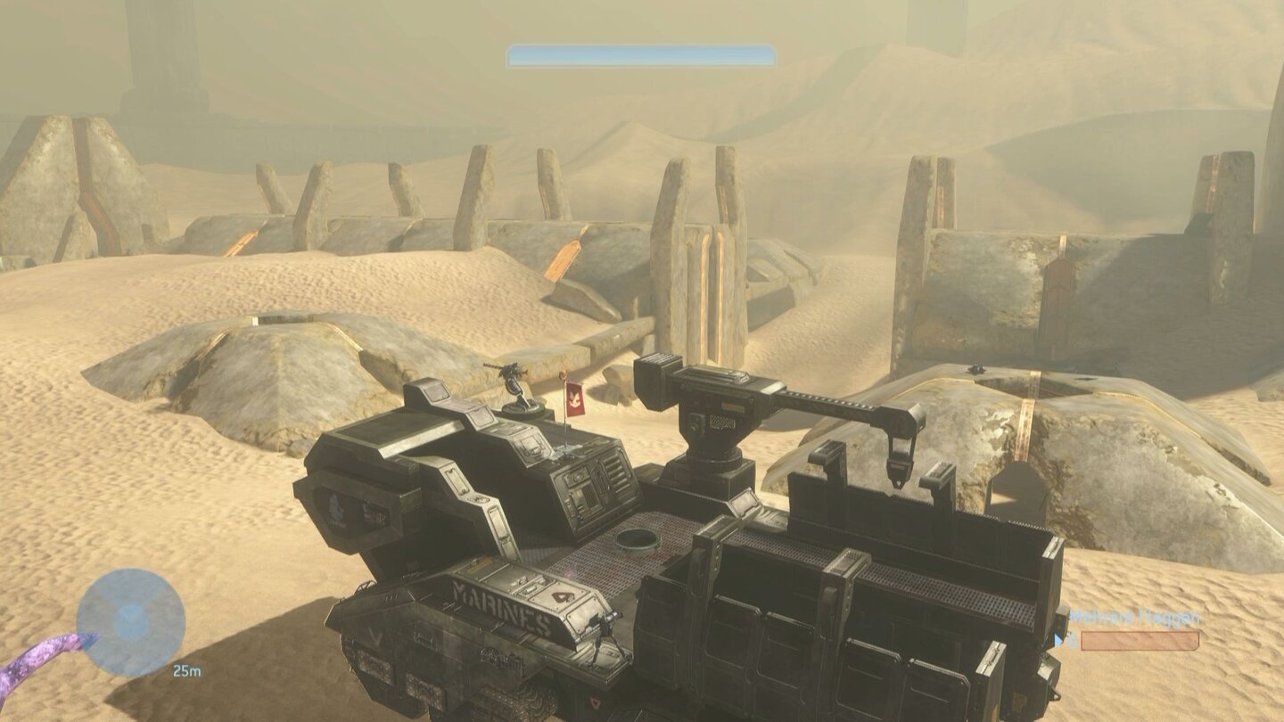 Sandfalle (Sand Trap, Halo 3)
Ihr habt 16 Spieler zur Hand und wollt eine möglichst große Karte? Dann ist Sandfalle genau euer Ding! Die wohl größte Halo-Map überhaupt bietet neben jeder Menge Sand auch einige steinerne Bauten, in denen man vor bemannten Fahrzeugen wie dem Brute Chopper oder dem Warthog Schutz findet.Längere Ausflüge zu Fuß empfehlen wir ausdrücklich nicht, dazu ist die Karte zu gut einsehbar, man gerät zu schnell ins Schussfeld der Gegner. Absolutes Highlight sind die beiden gewaltigen Elephant-Fahrzeuge. Die kommen zwar nur im Schneckentempo voran, haben dafür aber aufmontierte Geschütze und zudem ein Mongoose-Quad an Bord. Cool: Bei CTF-Modi fungieren die Elephants als mobile Basen!