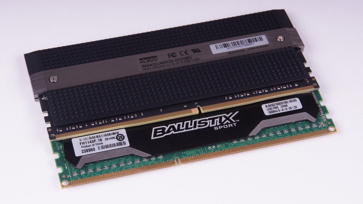 DDR4 (oben) ist nicht zu DDR3 (unten) abwärtskompatibel, da sich die Anzahl der Pins von 240 auf 288 erhöht hat.