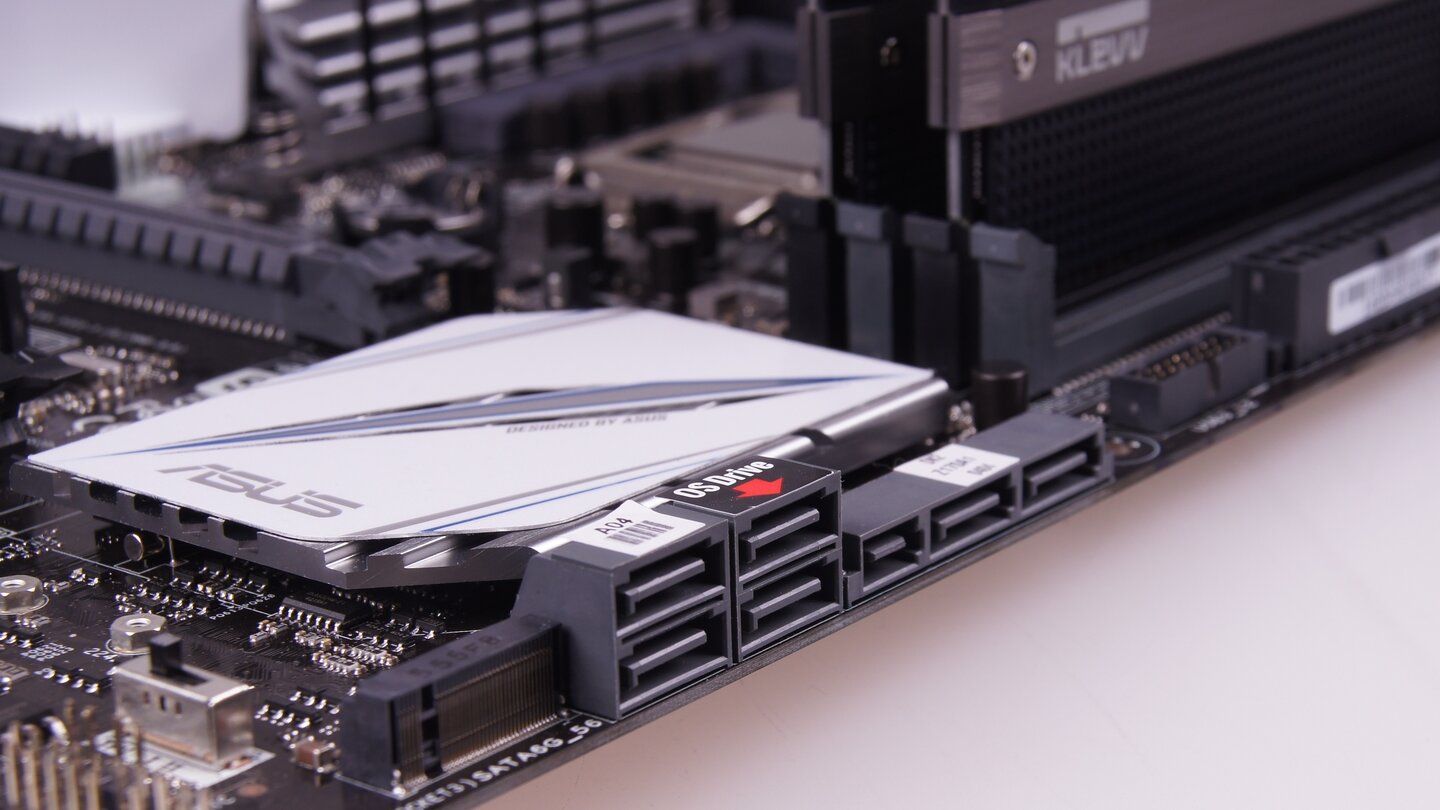 Der Z170-Chipsatz verfügt nativ über deutlich mehr und schnellere PCI-Express-Lanes, die unter anderem für den neuen SATA Express-Anschluss genutzt werden.