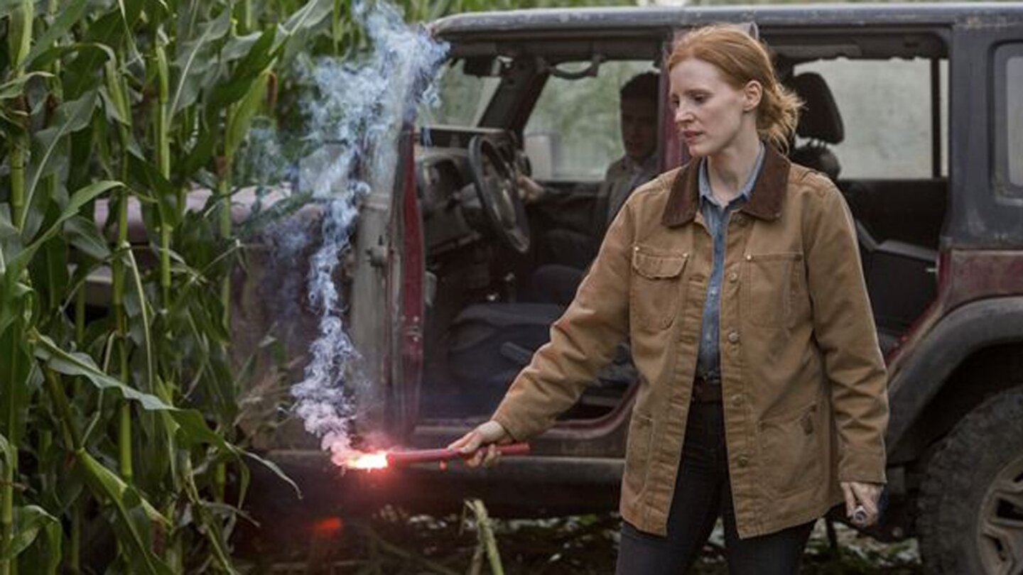 InterstellarMurph (Jessica Chastain) sieht sich zu härteren Maßnahmen gezwungen, damit ihr Bruder und seine Familie das Sandsturmgebiet verlassen.