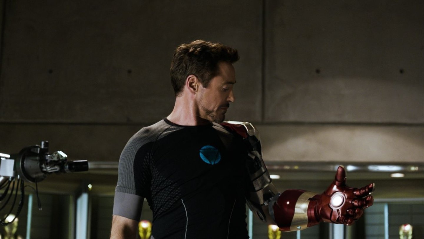 Iron Man 3Tony Stark (Robert Downey Jr.) probiert die neuesten Extras an seinem Iron Man-Anzug. So funktioniert er auch als Einzelteil.