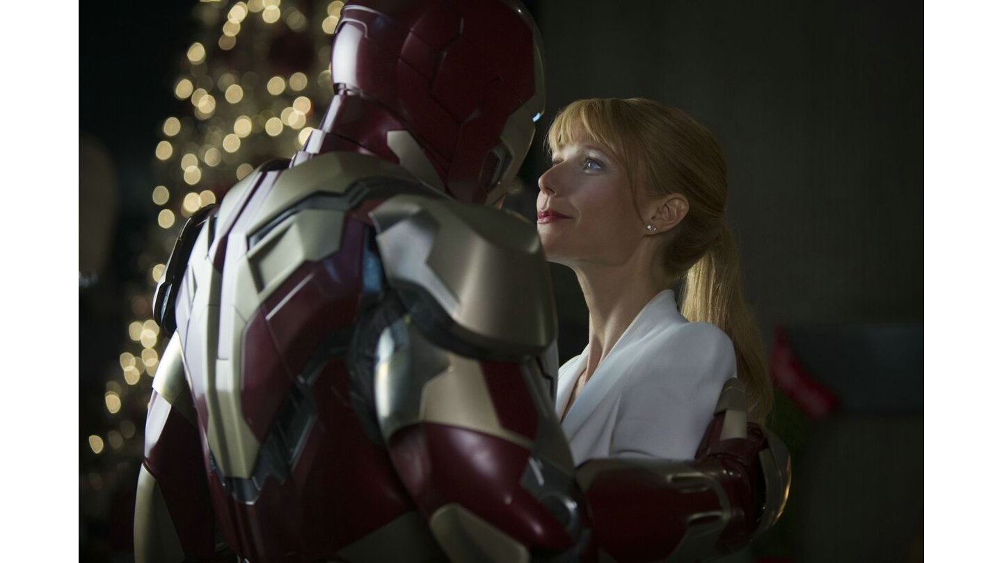 Iron Man 3Auch wenn Schmusen mit einer Blechbüchse sicherlich nicht jedermanns Geschmack ist: Pepper Potts (Gwyneth Paltrow) glaubt fest an Iron Man / Tony Stark (Robert Downey Jr.).