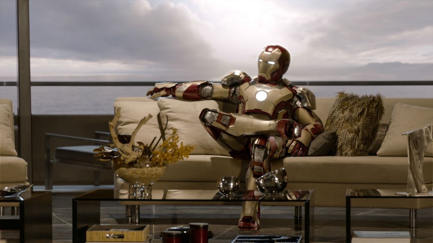 Iron Man 3Statistisch gesehen passieren die meisten Unfälle im eigenen Haushalt - also am besten den Schutzanzug erst gar nicht ausziehen.