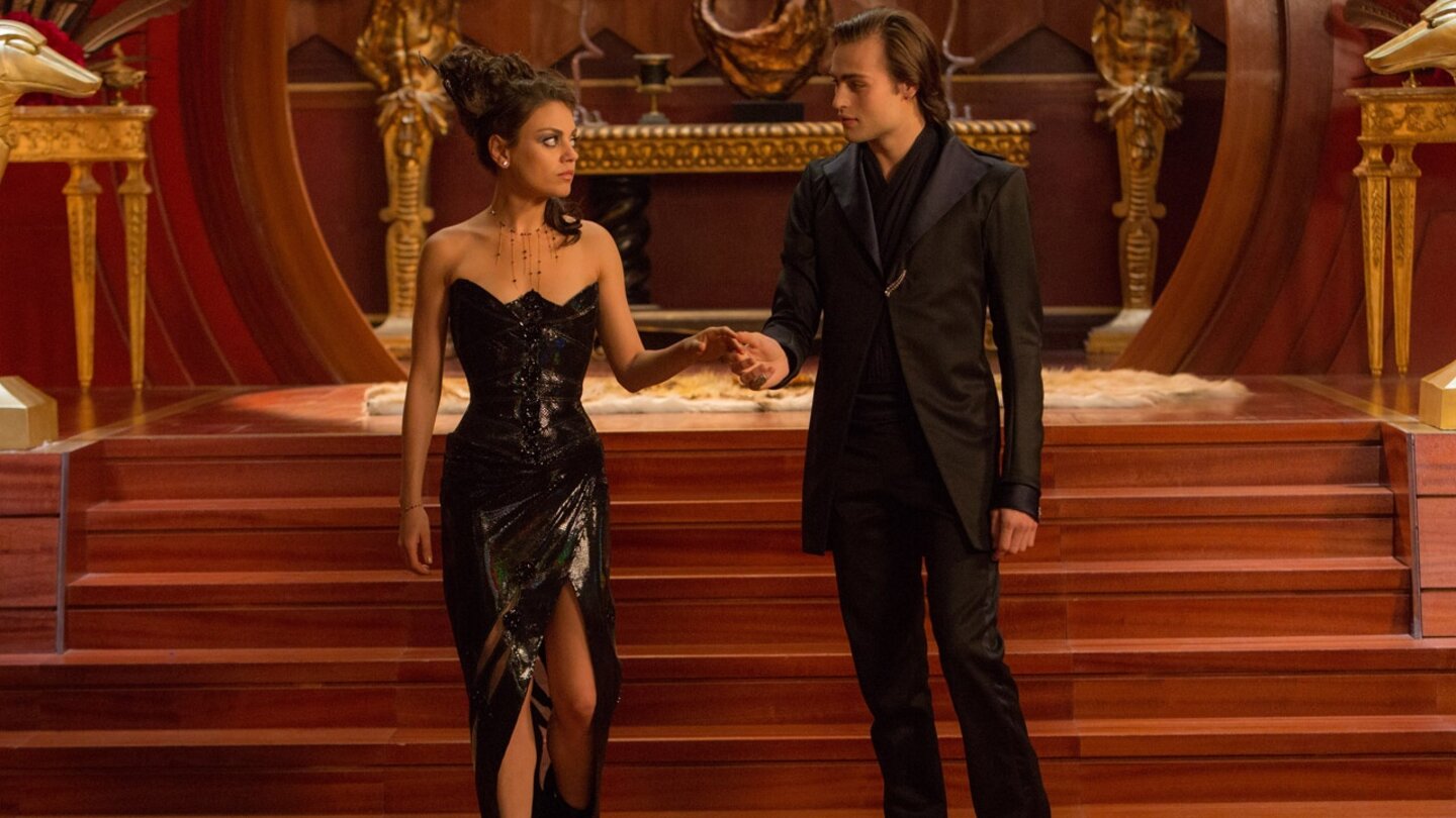 Jupiter AscendingJupiter (Mila Kunis) wird von Titus (Douglas Booth) aus rein geschäftlichen Gründen umgarnt.