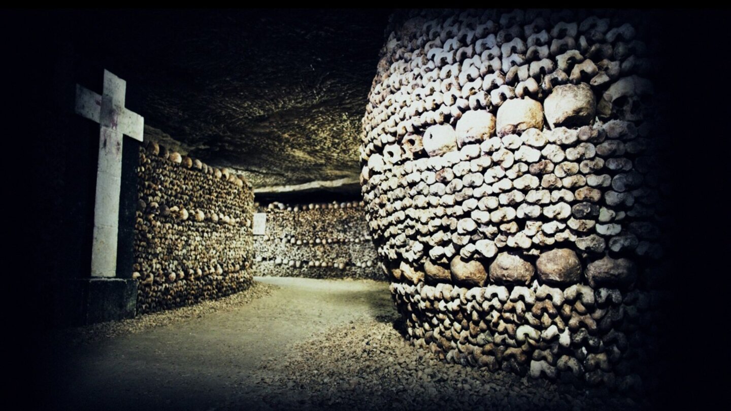 KatakombenDas Beinhaus ist die bekannteste und beeindruckenste Grabkammer der Pariser Katakomben.