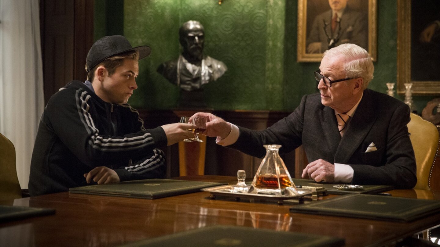 Kingsman: The Secret ServiceEggsy (Taron Egerton) und das Oberhaupt der Kingsmen, Arthur (Michael Caine) machen sich, bei einem Drink, Gedanken über die Zukunft.