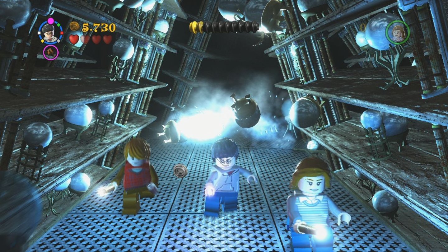 Lego Harry Potter: Die Jahre 5-7Immer im Trio flüchten Harry, Ron und Hermine vor zusammenbrechenden Regalen und gigantischen Explosionen.