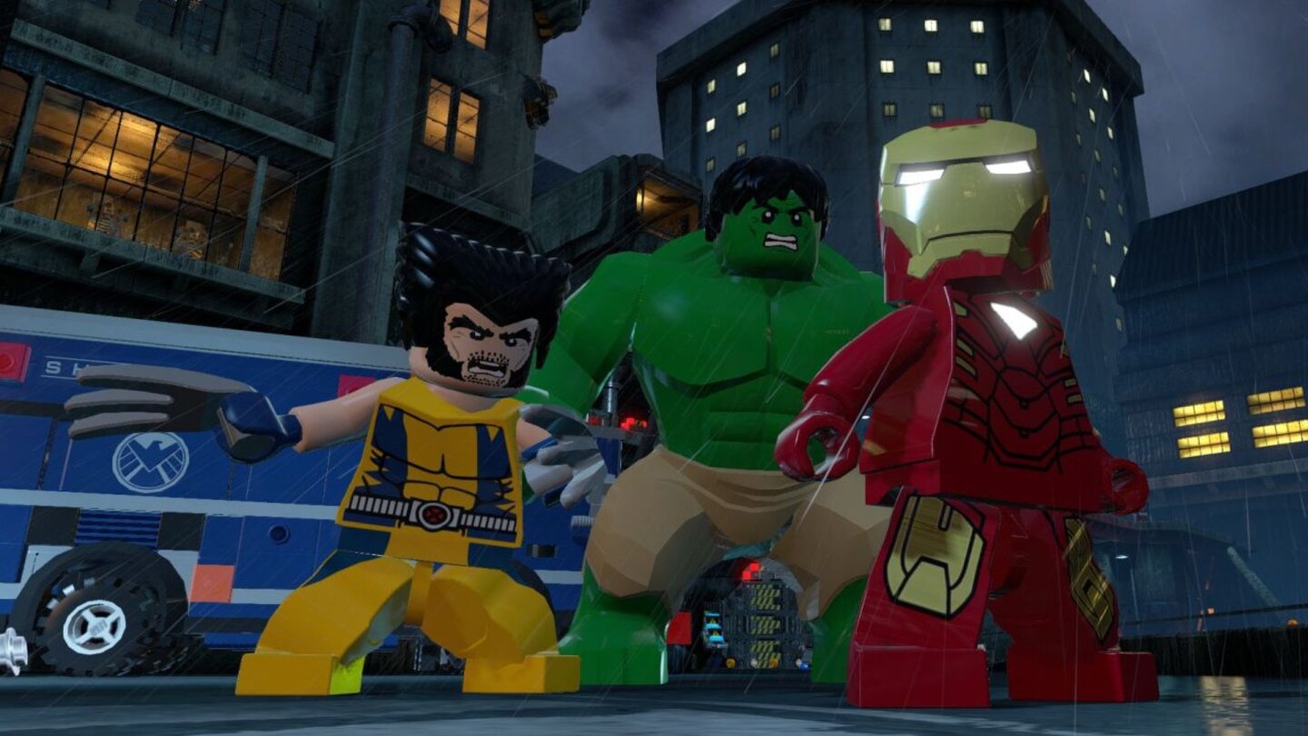 2013 - Lego Marvel Super Heroes
Traveller's Tales bringt mit Lego Marvel Super Heroes nach den DC-Charakteren nun auch die Marvel-Helden in die digitale Klötzchen-Welt. Neben einer riesigen Charakterauswahl und 15 Story-Missionen gibt es auch ein frei begehbares Manhattan mit massig Nebenaufgaben. So kann man als Ironman, Wolverine oder einem der anderen hundert Marvel-Helden gegen Loki, Doctor Doom und andere Bösewichte in die Schlacht ziehen. Während die englische Synchronisation, die Lego-Soundeffekte und der Slapstickhumor wie gewohnt hervorragend sind, ist die deutsche Synchronisation hingegen leider enttäuschend.