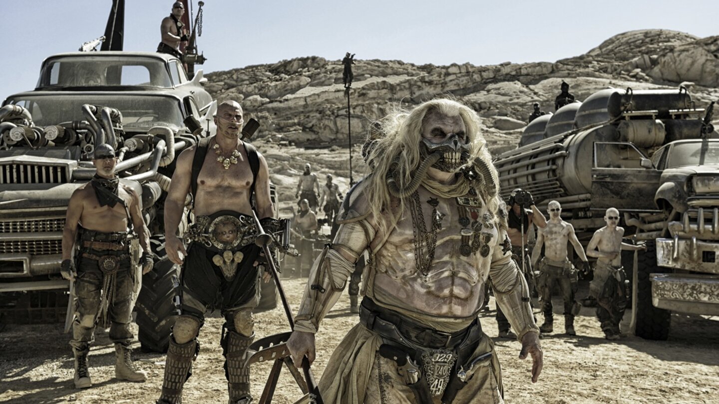 Mad Max: Fury RoadImmortan Joe (Hugh Keays-Byrne) jagt hinter Max und seiner Truppe hinterher.