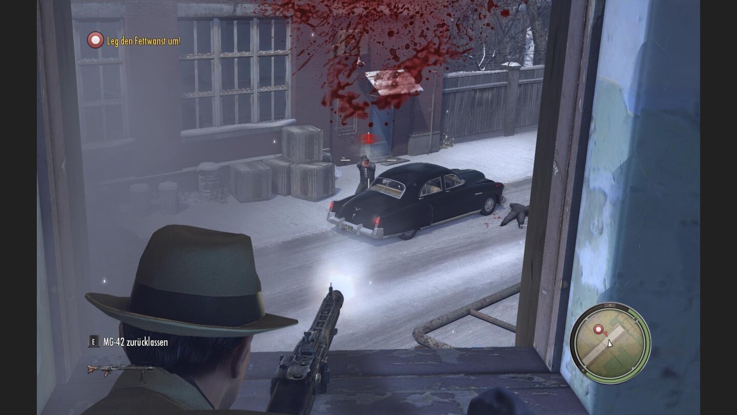 Die Todessense Wenn der Fettsack mit seinem Konvoi eintrifft, erledigen Sie so viele Gangster wie möglich, bevor Sie sich vom Fenster zurück ziehen müssen. Ihr Ziel kann in die Fabrik entkommen.