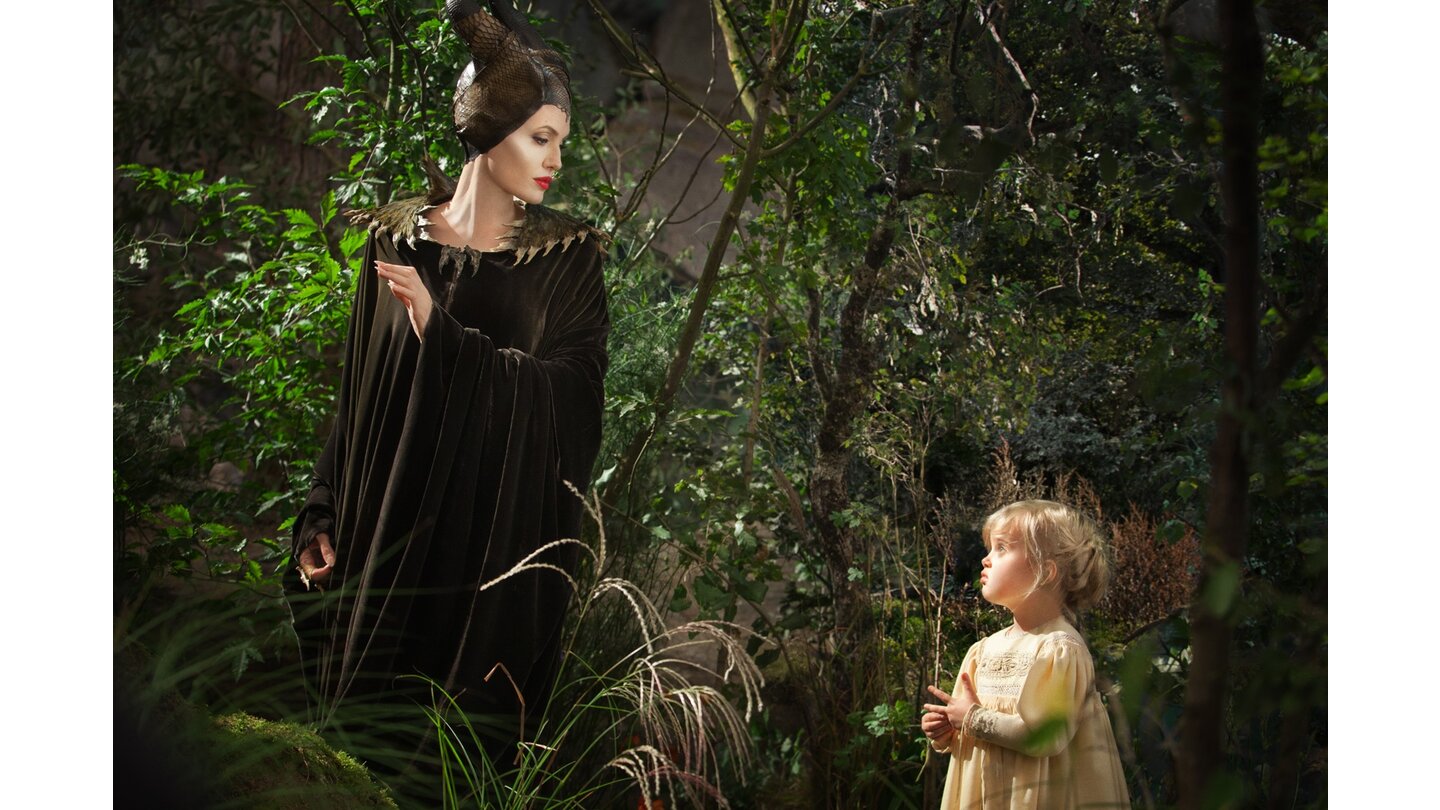 MaleficentEine der schönsten Szenen im Film: Maleficent zeigt Herz beim Anblick der kleinen Aurora.