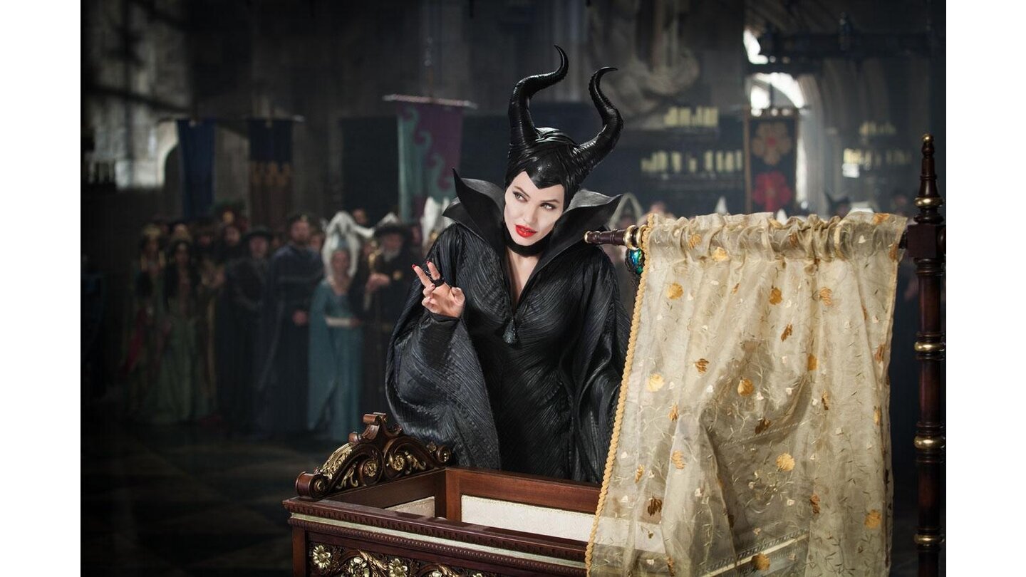 MaleficentNatürlich nur echt mit bösem Fluch: das Märchen Dornröschen dient trotz der stark veränderten Handlung als Unterbau.